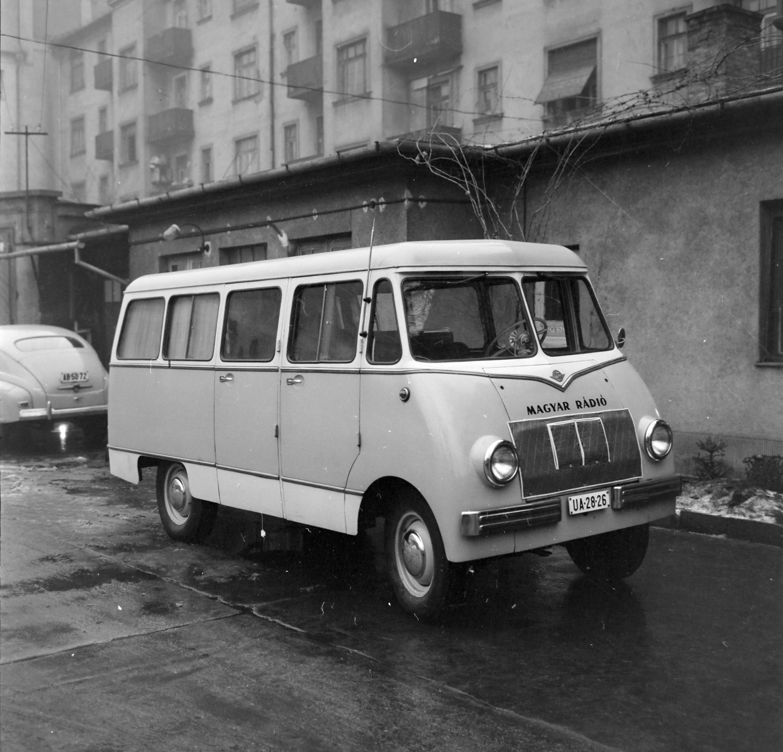 Hungary, Budapest VIII., a Magyar Rádió udvara, háttérben a Szentkirályi utca 25/a és 25/b hátsó frontja. A Magyar Rádió mérnökeinek terve alapján, saját kivitelezésben elkészített, első magyar miniatürizált tranzisztoros közvetítőberendezés, melyet a Nysa tipusú mikrobuszba építettek be. A hálózati áramforrástól független működést beépített akkumulátorok biztosítják., 1962, Szalay Zoltán, Budapest, Fortepan #190676