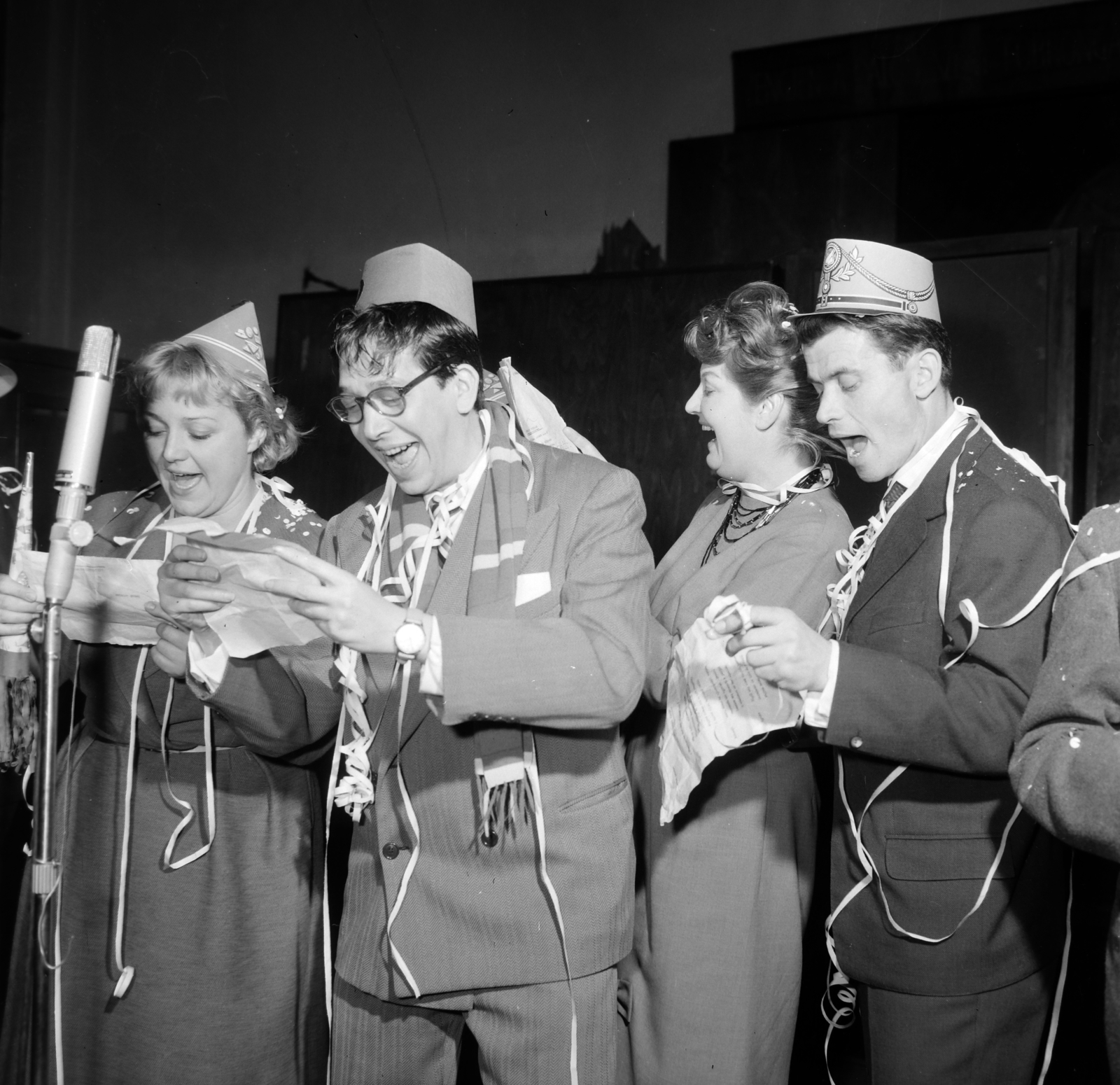 Hungary, Budapest VIII., a Magyar Rádió 6-os stúdiója, BÚÉK 1961! A Rádió szilveszteri műsorában balról Csala Zsuzsa és Rozsos István, Balogh Erzsi színművészek., 1960, Szalay Zoltán, Budapest, serpentine, celebrity, Fortepan #190679