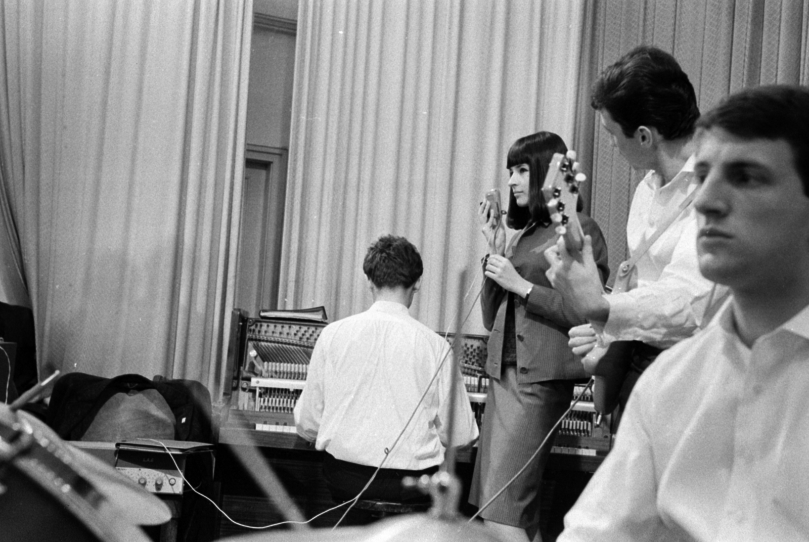 Hungary, Budapest XI., Bercsényi utca 28-30., a BME Rózsa Ferenc Kollégiuma, Bercsényi Klub. Mikrofonnal a kezében Koncz Zsuzsa és az Illés-együttes tagjai, háttal Illés Lajos, gitárral Halász Gyula, a doboknál Körmendy János., 1964, Szalay Zoltán, Budapest, Fortepan #190688