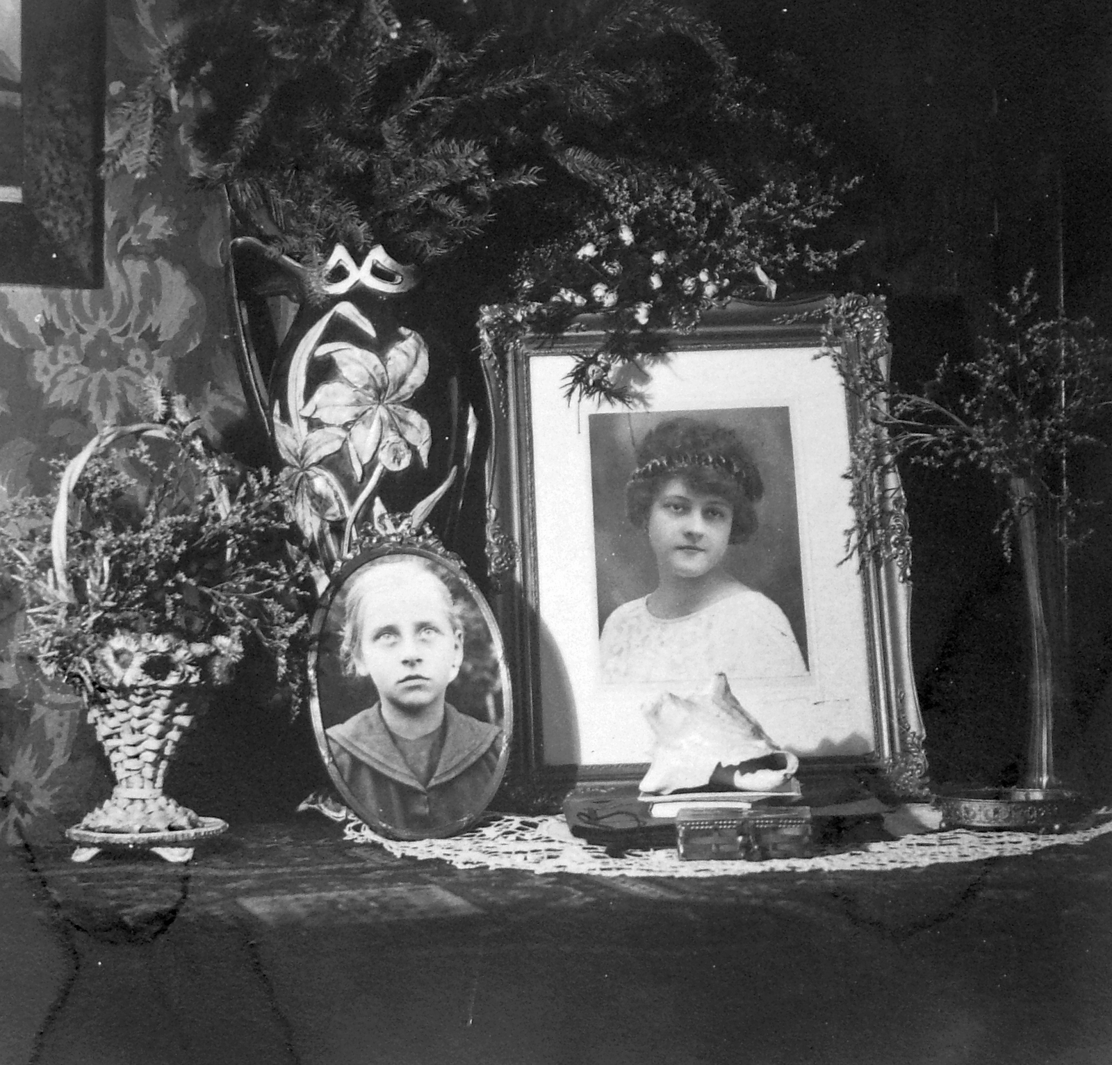 1933, Jankovszky György, flower, interior, still life, picture in picture, Fortepan #19070