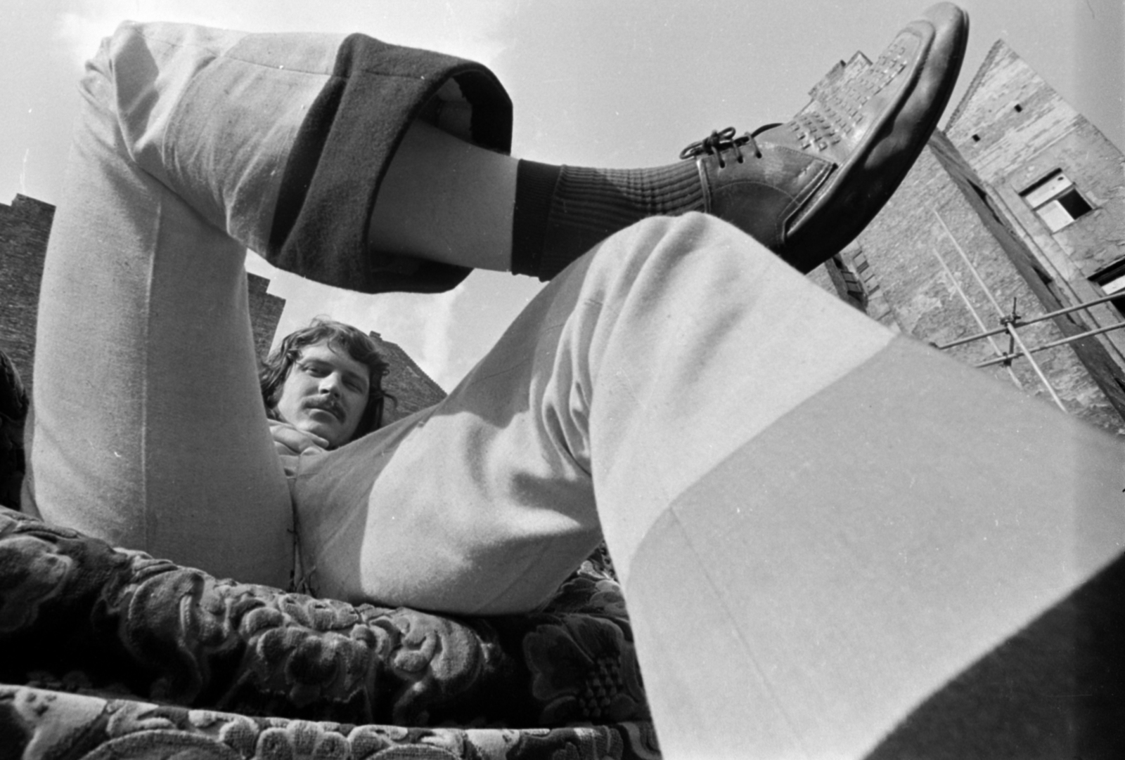 Hungary, Budapest VIII., Práter utca 74., az Add a kezed (Illés Show) című zenés film forgatása, Sándor Pál rendezésében. Pásztory Zoltán., 1972, Szalay Zoltán, Budapest, flared trousers, Fortepan #190704