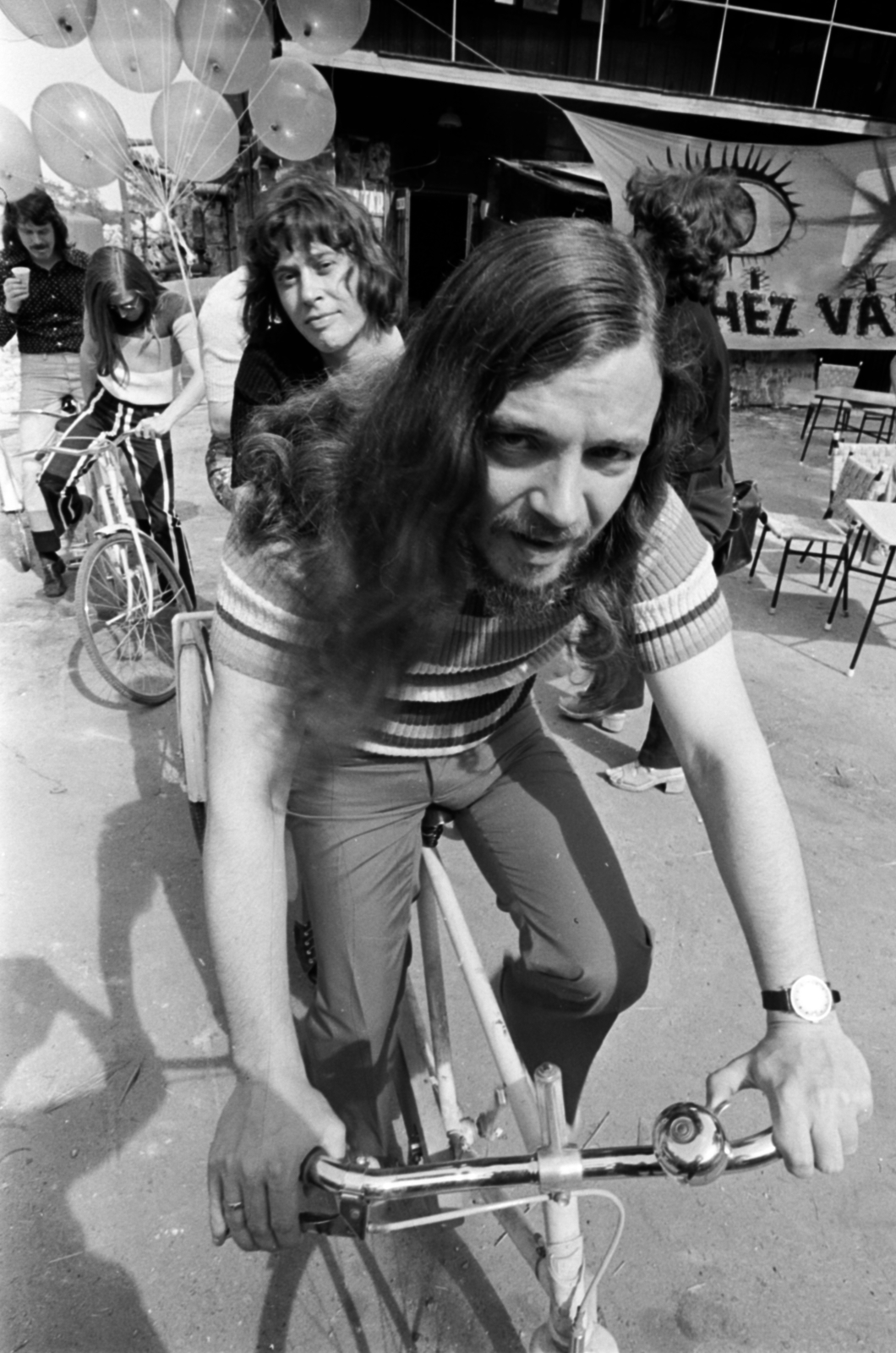 Hungary, Budapest VIII., Práter utca 74., az Add a kezed (Illés Show) című zenés film forgatása, Sándor Pál rendezésében. Előtérben Szörényi Szabolcs és Illés Lajos, háttérben Szörényi Levente és Pásztory Zoltán., 1972, Szalay Zoltán, Budapest, Fortepan #190706