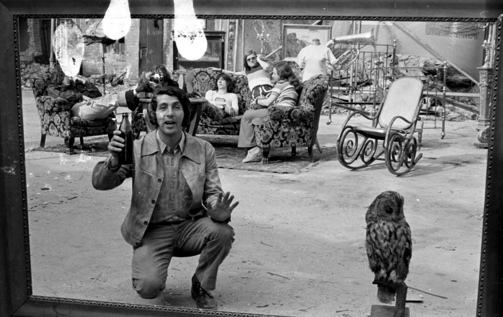 Hungary, Budapest VIII., Práter utca 74., az Add a kezed (Illés Show) című zenés film forgatása, Sándor Pál rendezésében. Előtérben Korniss Péter fotóművész, mögötte Pásztory Zoltán, Illés Lajos, Bródy János, Szörényi Levente, Szörényi Szabolcs., 1972, Szalay Zoltán, Budapest, Fortepan #190725