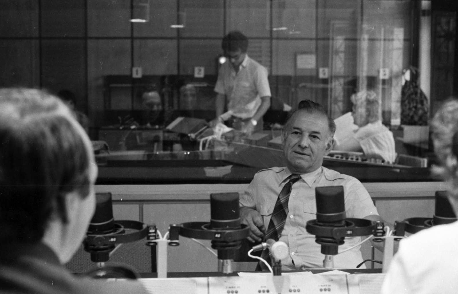 Hungary, Budapest VIII., a Magyar Rádió stúdiója, Nyers Rezső politikus a Rádiónapló című műsorban Bolgár György és Farkas Zoltán műsorvezetőkkel., 1982, Szalay Zoltán, Budapest, Fortepan #190736