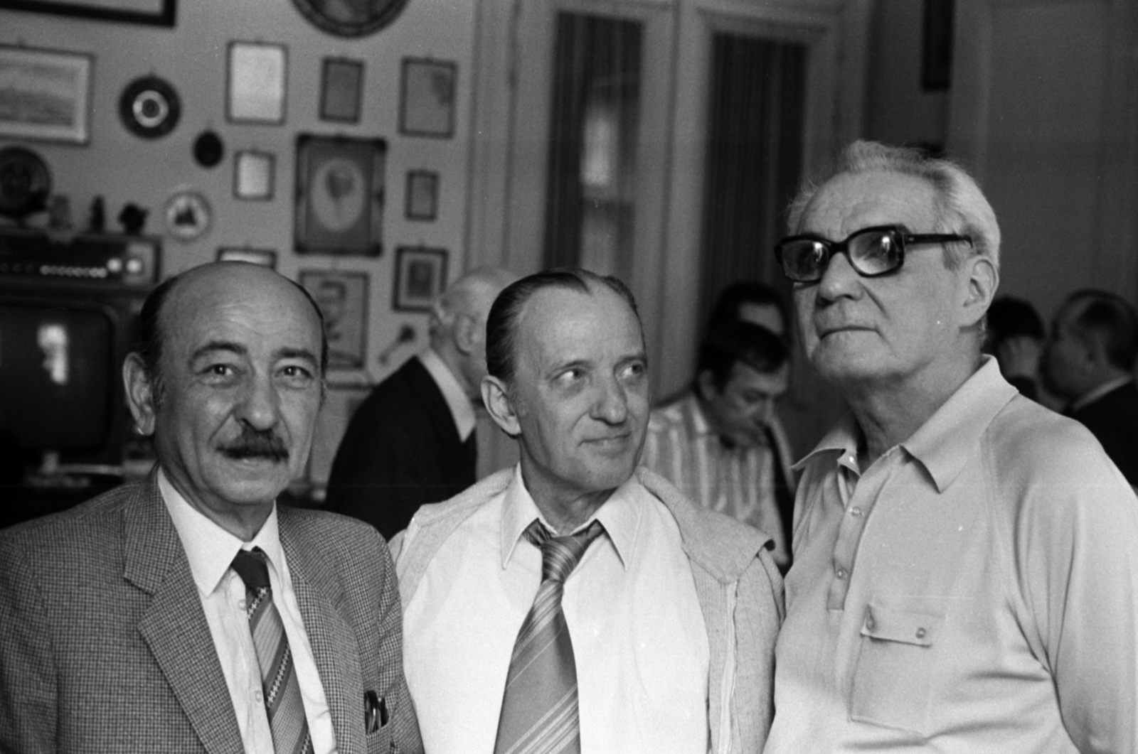 Hungary, Budapest VI., Rózsa (Rózsa Ferenc) utca. A felvétel Körmendy László rádióbemondóról, Harminc év a mikrofon előtt címmel forgatott televíziós portréfilm szünetében készült. Bán György tévébemondó, Hertai Jenő forgatókönyvíró-rendező és Körmendy László., 1976, Szalay Zoltán, Budapest, three people, celebrity, men, Fortepan #190756