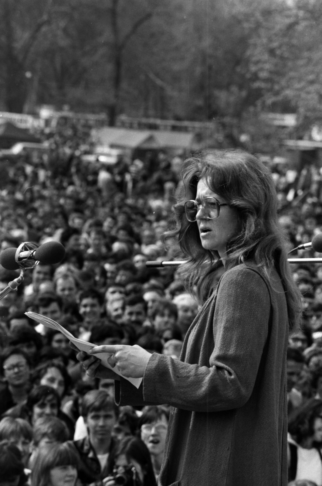 Hungary, Budapest XIV., május 1-i Népszabadság - fórum. A mikrofonnál Hámori Ildikó a Magyar Rádió Szabó család című sorozatának nyilvános felvételén., 1980, Szalay Zoltán, Budapest, Fortepan #190761