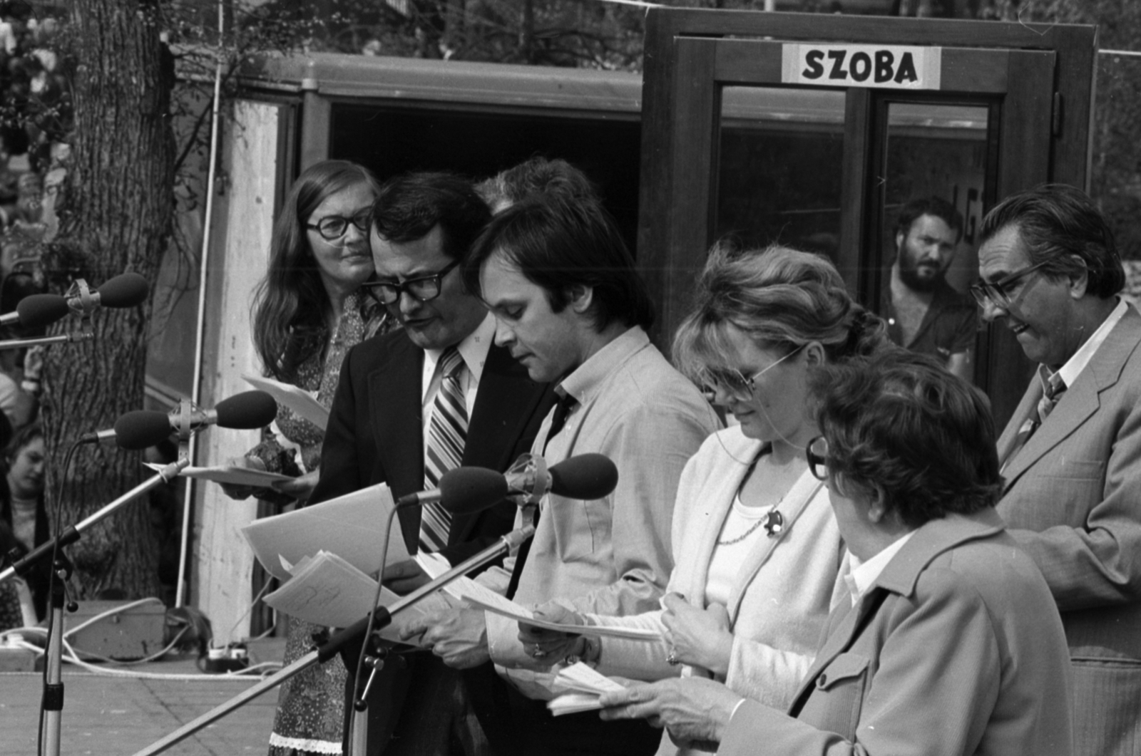 Hungary, Budapest XIV., május 1-i Népszabadság - fórum. A Magyar Rádió Szabó család című sorozatának nyilvános felvétele, Balogh Erzsi, Garics János, Benkő Péter, Moór Marianna, Gobbi Hilda színművészek, mögöttük Horváth Tivadar színművész., 1980, Szalay Zoltán, Budapest, Fortepan #190766