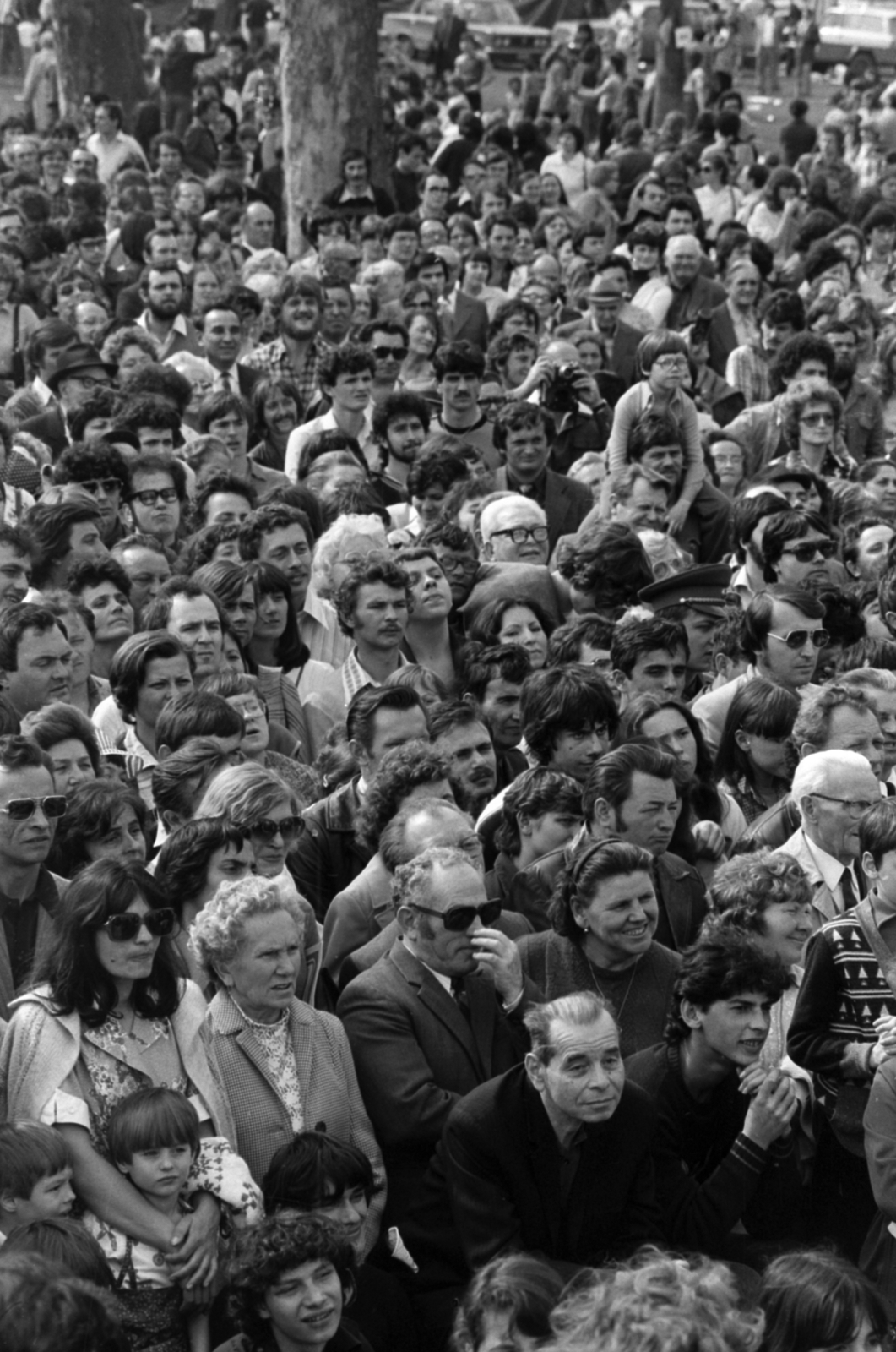 Hungary, Budapest XIV., május 1-i Népszabadság - fórum. Nézőközönség a Magyar Rádió Szabó család című sorozatának nyilvános felvételén., 1980, Szalay Zoltán, Budapest, Fortepan #190767