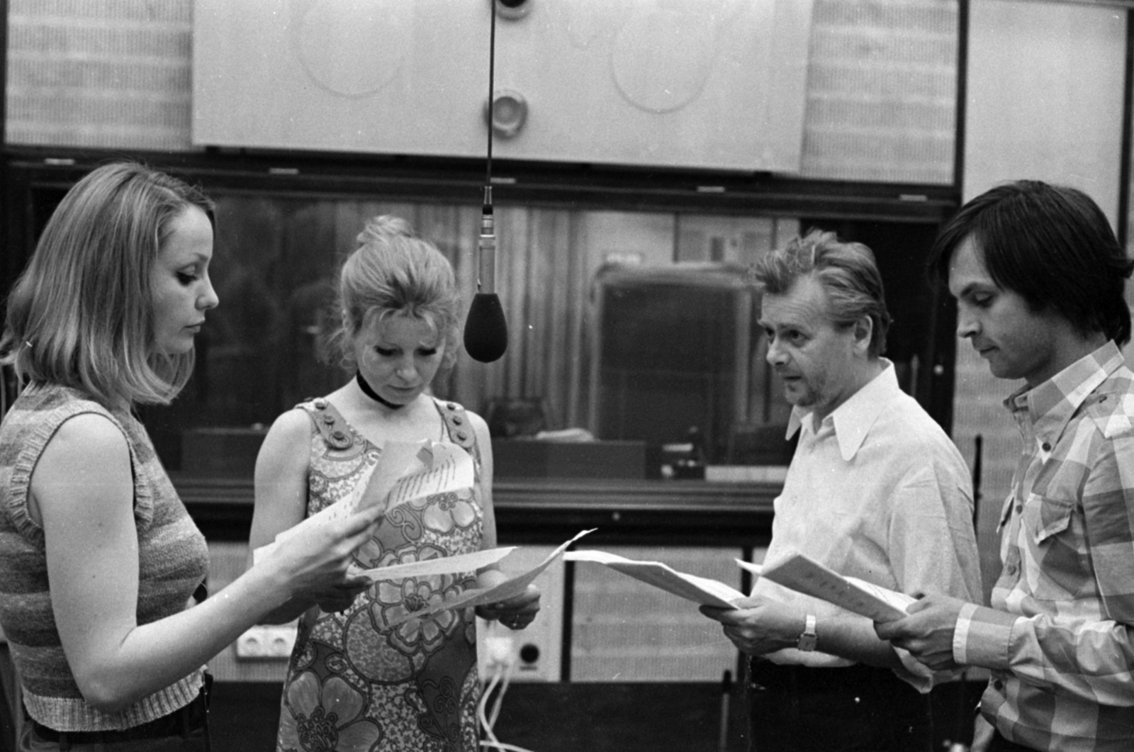 Hungary, Budapest VIII., a Magyar Rádió 14-es stúdiója. Regina Beyer, Helga Piur, Petrik József és Benkő Péter az NDK Rádió Neumanék című illetve a Magyar Rádió Szabó család című sorozatának szereplői egy közös műsor felvételekor., 1973, Szalay Zoltán, Budapest, Fortepan #190773