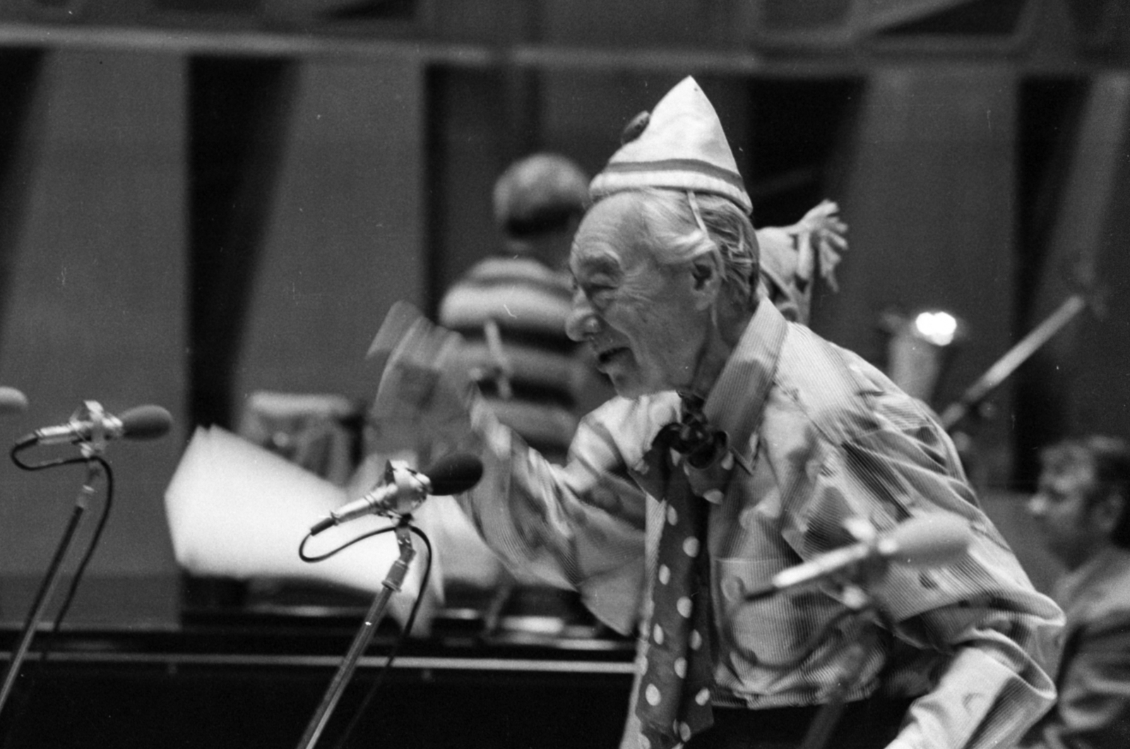 Hungary, Budapest VIII., a Magyar Rádió 6-os stúdiója a Csinn-Bumm Cirkusz felvételekor. Bilicsi Tivadar színművész., 1977, Szalay Zoltán, Budapest, clown, actor, microphone, Fortepan #190787