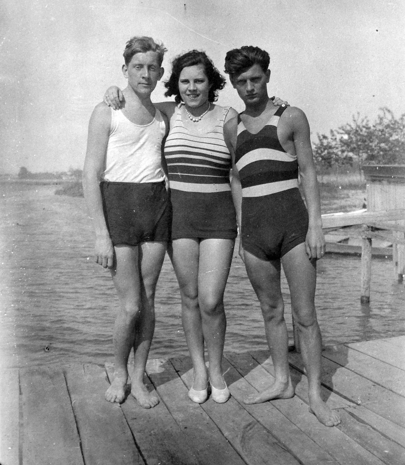 1933, Jankovszky György, bathing suit, tableau, men, water surface, summer, boat, pier, woman, shore, arms around shoulders, Fortepan #19080