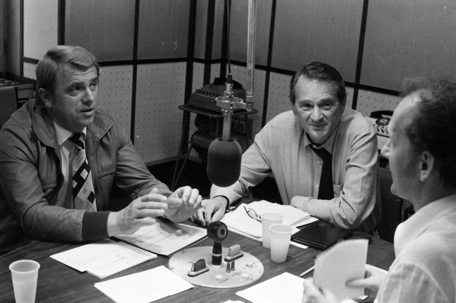 Hungary, Budapest VIII., a Magyar Rádió stúdiója, a "... szóval foci" című rádióműsor. Mészöly Kálmán labdarúgó szövetségi kapitány, Szepesi György sportriporter, a Magyar Labdarúgó Szövetség elnöke, Novotny Zoltán riporter., 1980, Szalay Zoltán, Budapest, Fortepan #190844