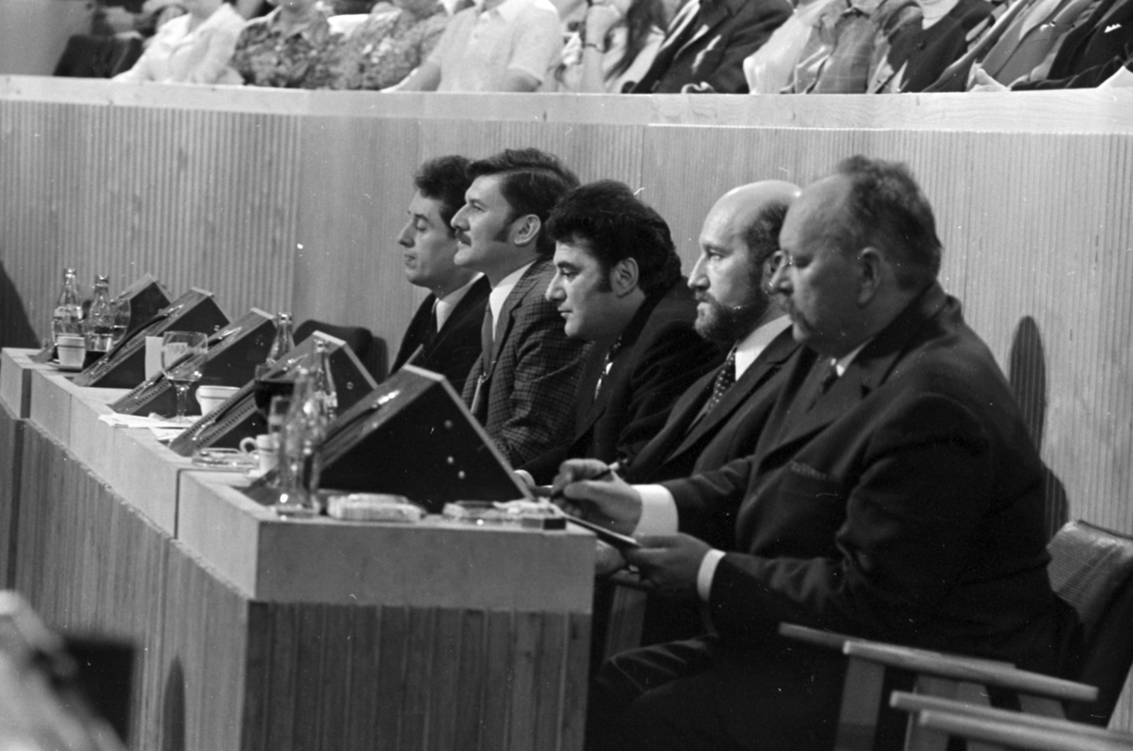 Hungary, Budapest VIII., Golgota út, Ganz-MÁVAG Művelődési Központ, a Magyar Televízió Ki mit tud? 1972. műsora. A zsűri balról jobbra Pernye András, Petrovics Emil, Szinetár Miklós, Vámos László és Rábai Miklós., 1972, Szalay Zoltán, Budapest, jury, Fortepan #190853