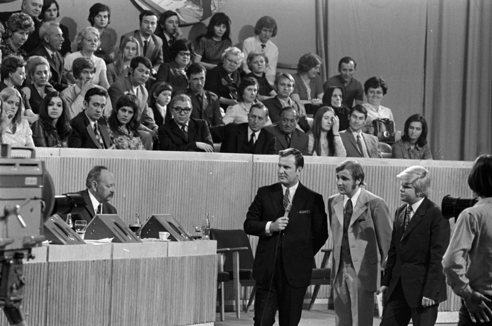 Hungary, Budapest VIII., Golgota út, Ganz-MÁVAG Művelődési Központ, a Magyar Televízió Ki mit tud? 1972. műsora. A felvételen balra a zsűri tagja Rábai Miklós, mikrofonnal a kezében a műsorvezető Megyeri Károly, mellette a vetélkedő résztvevői., 1972, Szalay Zoltán, Budapest, Fortepan #190858