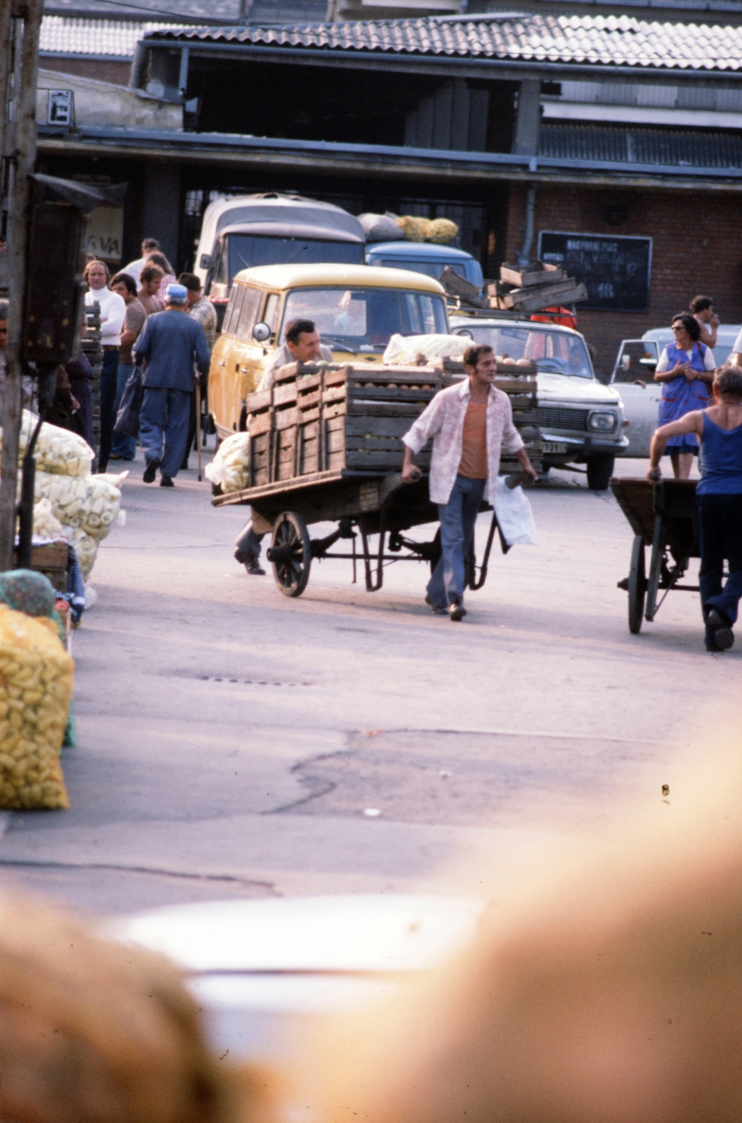 Magyarország, Budapest XIV., a felvétel a Bosnyák téri Vásárcsarnok melletti nagybani piacon készült., 1981, Szalay Zoltán, színes, Budapest, Fortepan #190912