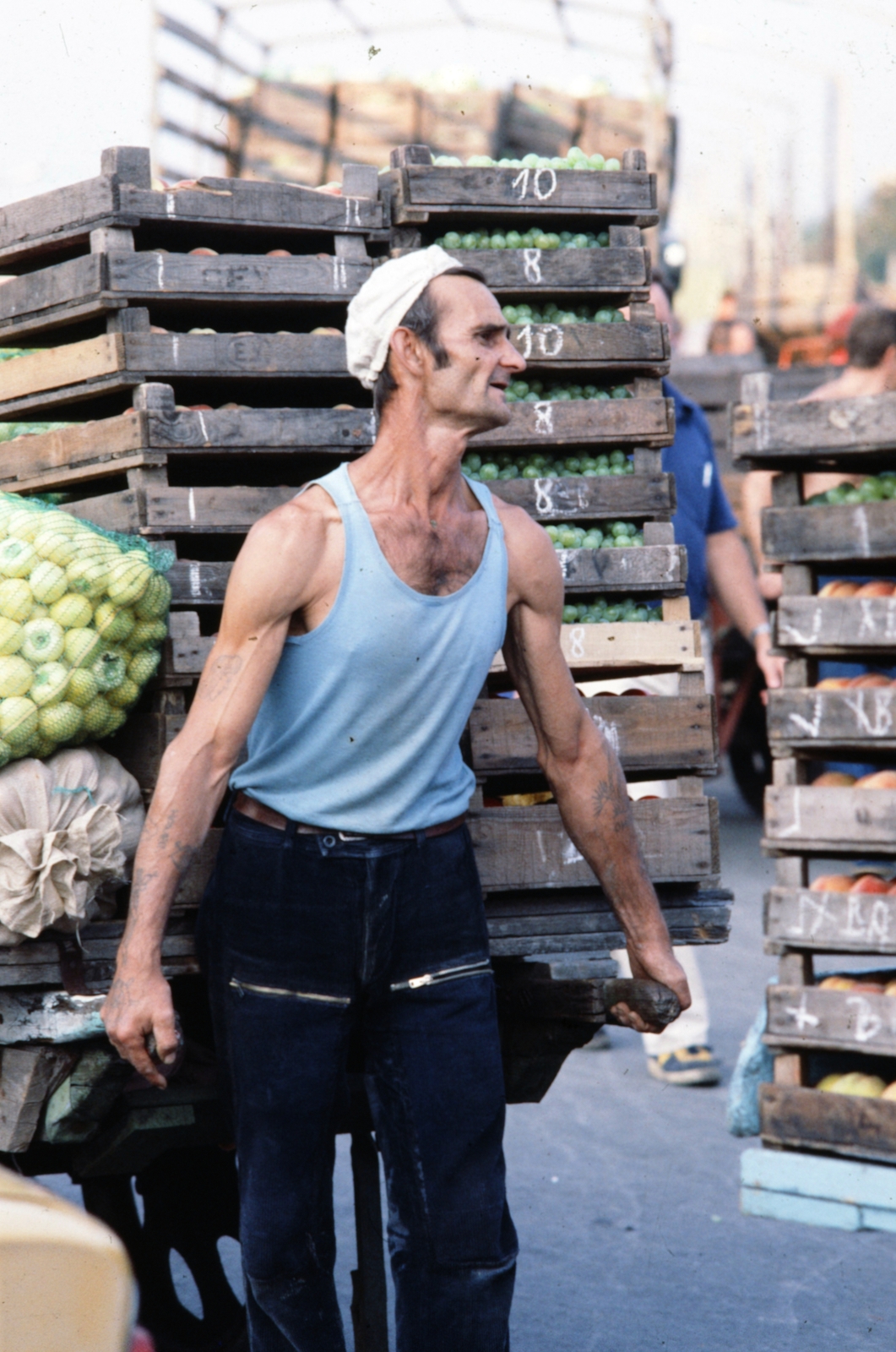 Magyarország, Budapest XIV., a felvétel a Bosnyák téri Vásárcsarnok melletti nagybani piacon készült., 1981, Szalay Zoltán, színes, Budapest, Fortepan #190930