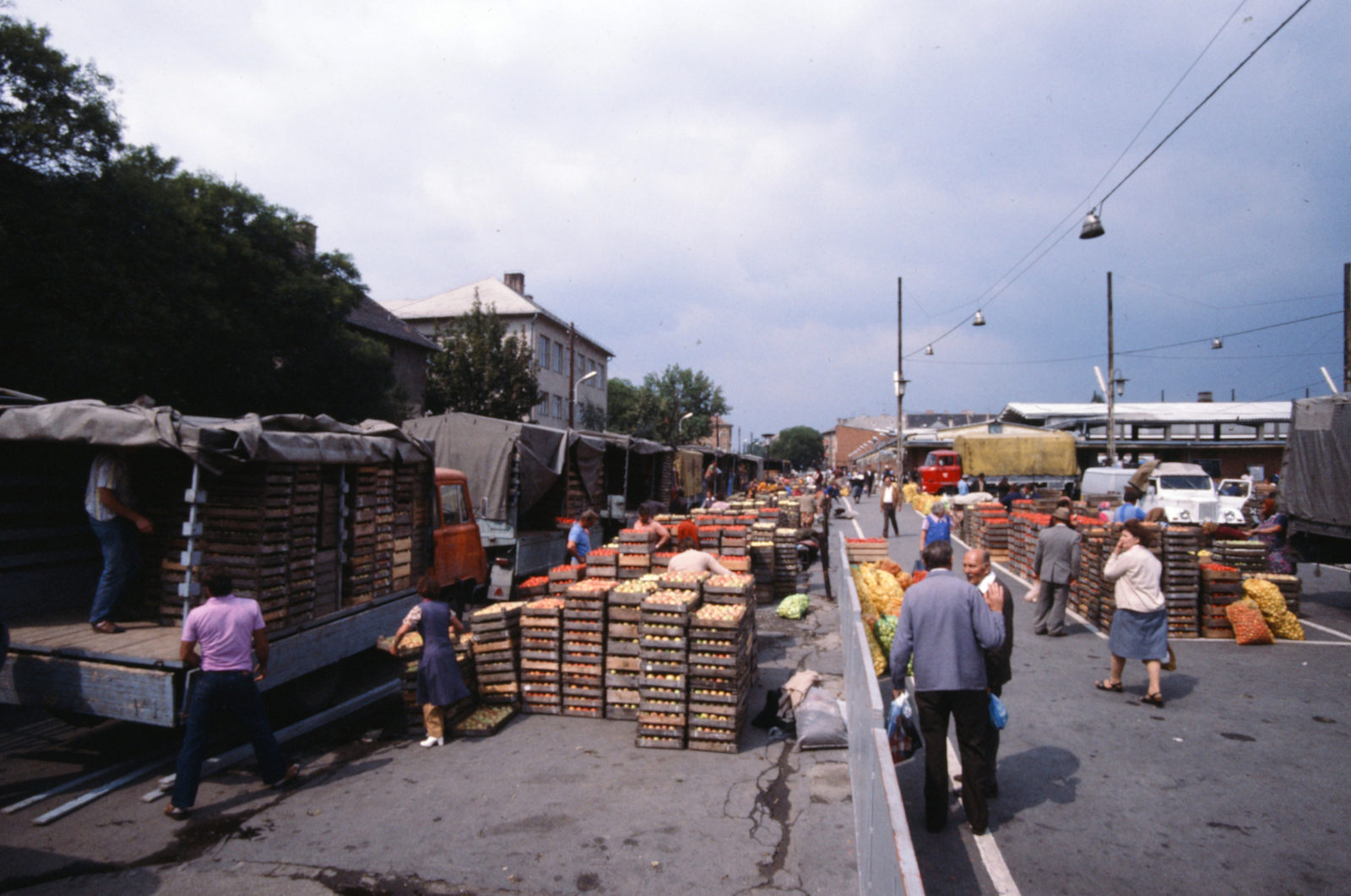 Hungary, Budapest XIV., Lőcsei út, nagybani piac a Bosnyák téri Vásárcsarnok mellett., 1981, Szalay Zoltán, colorful, Budapest, Fortepan #190936