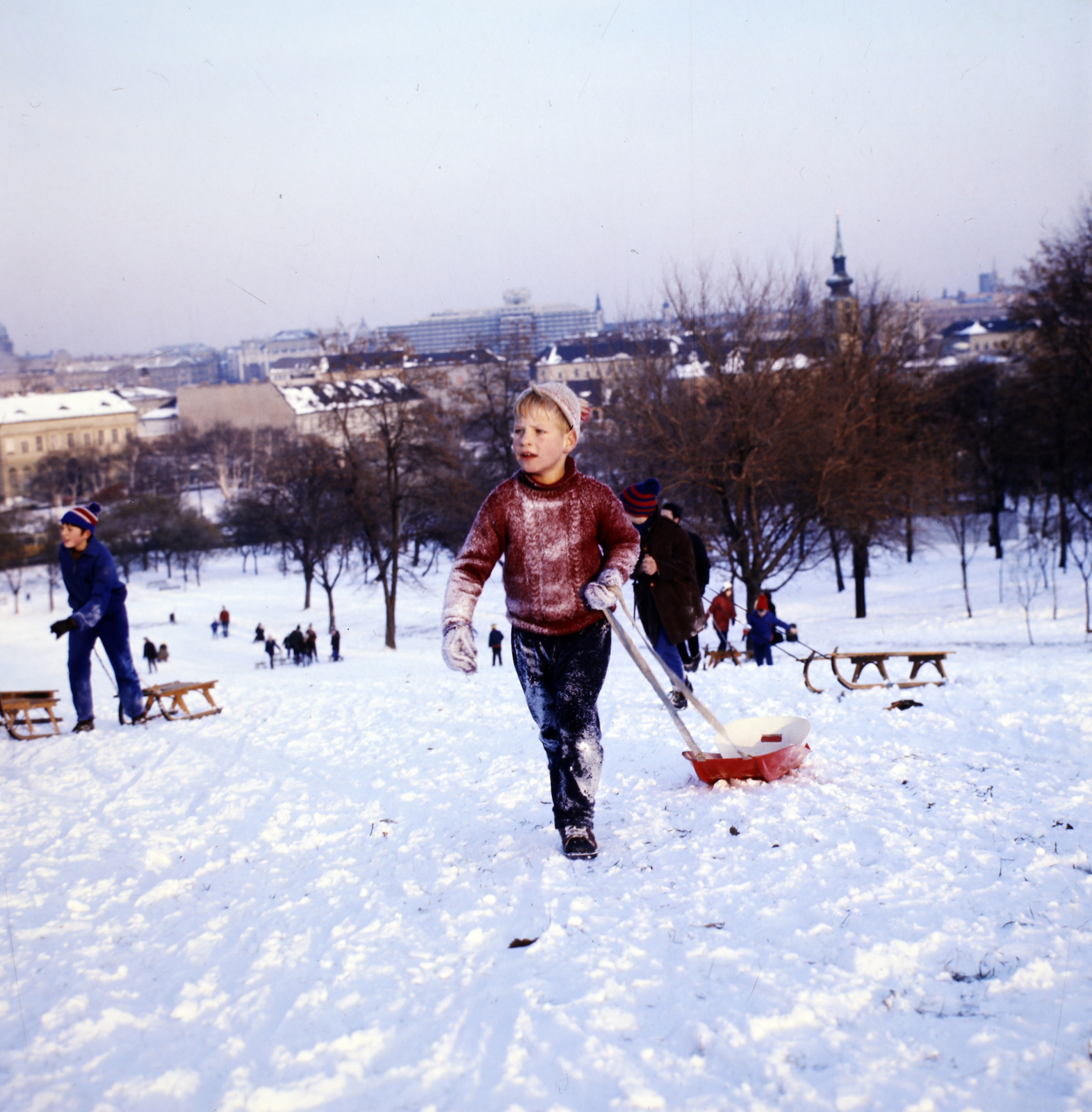 Hungary, Tabán, Budapest I., 1979, Szalay Zoltán, winter, snow, colorful, sledge, kid, Budapest, Fortepan #190966