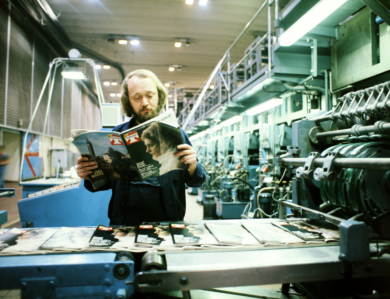 Hungary, Budapest X., az Athenaeum Nyomda Jász­berényi úti színes mély­nyomó üzeme. Az Új Tükör magazin készül a rotációs mélynyomógépen., 1977, Szalay Zoltán, colorful, Budapest, reading, newspaper, printing industry, printer, Fortepan #190988