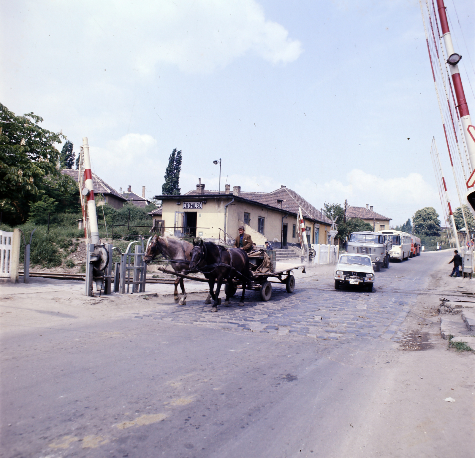 Hungary, Érd, Diósdi út, vasúti átjáró Érd alsó vasútállomásnál., 1977, Szalay Zoltán, colorful, chariot, IFA-brand, Dacia-brand, barrier, train station, railway fence, railroad crossing, Fortepan #191001