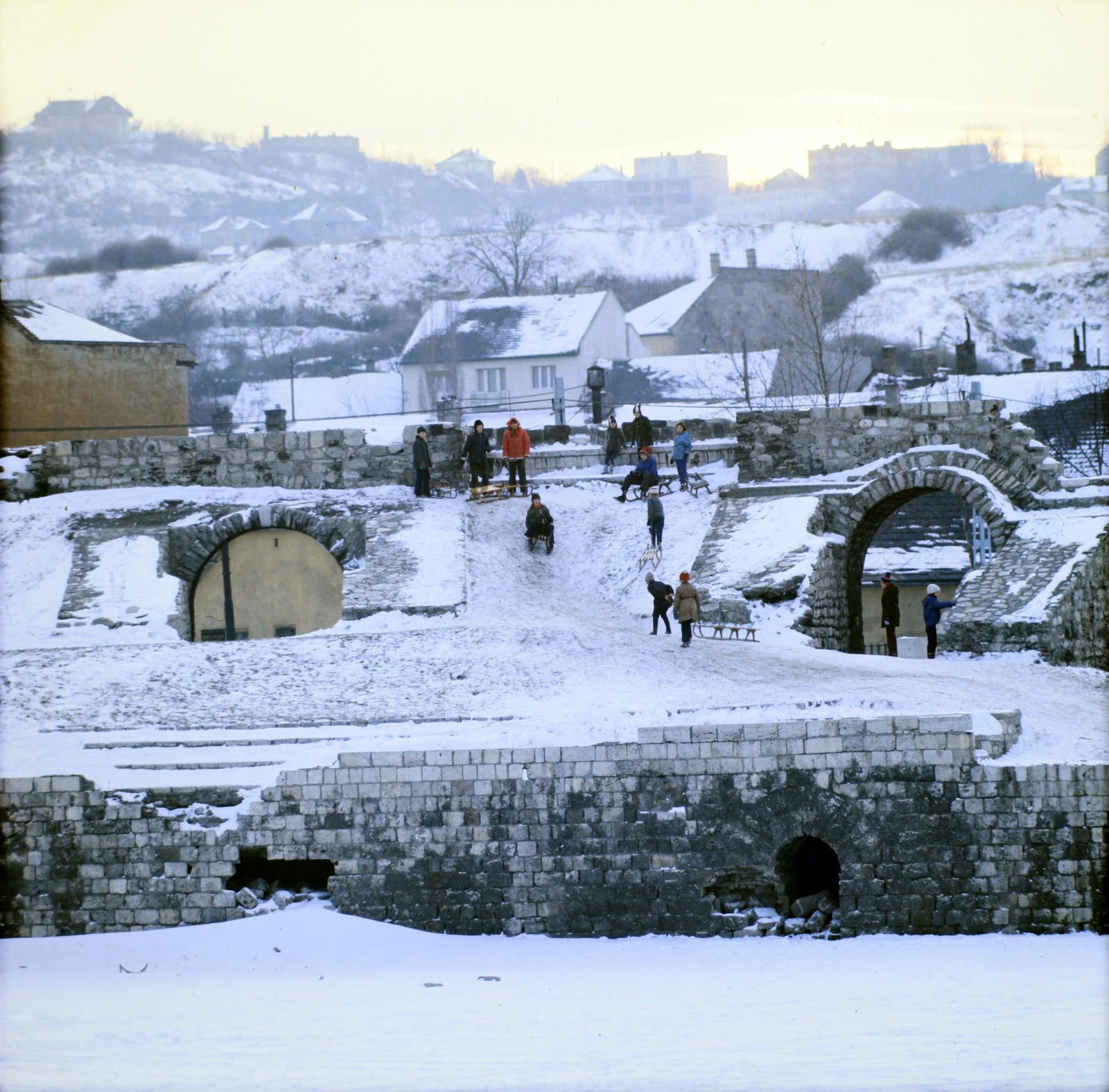 Hungary, Óbuda, Budapest III., katonavárosi amfiteátrum., 1973, Szalay Zoltán, Budapest, sledge, snowy landscape, Fortepan #191031