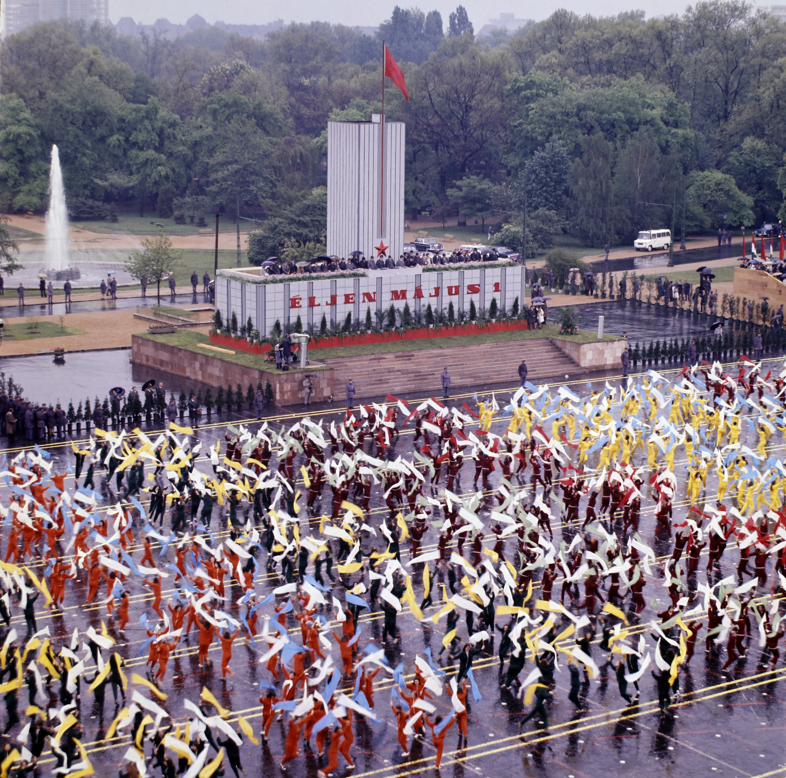 Hungary, Budapest XIV., Ötvenhatosok tere (Felvonulási tér), május 1-i felvonulás, szemben a dísztribün., 1974, Szalay Zoltán, colorful, Budapest, Fortepan #191032