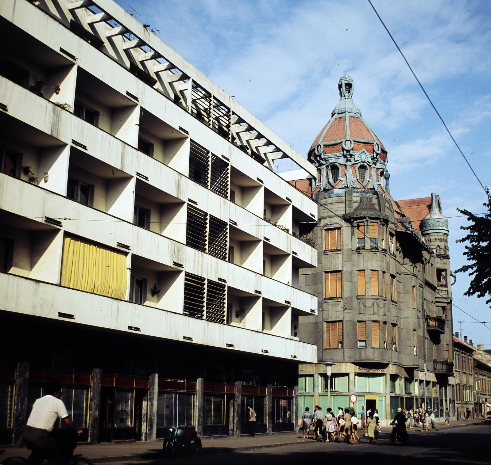 Magyarország, Szeged, Somogyi utca, a Kárász utca torkolatánál, jobbra az Ungár–Mayer palota., 1966, Szalay Zoltán, színes, Fortepan #191038