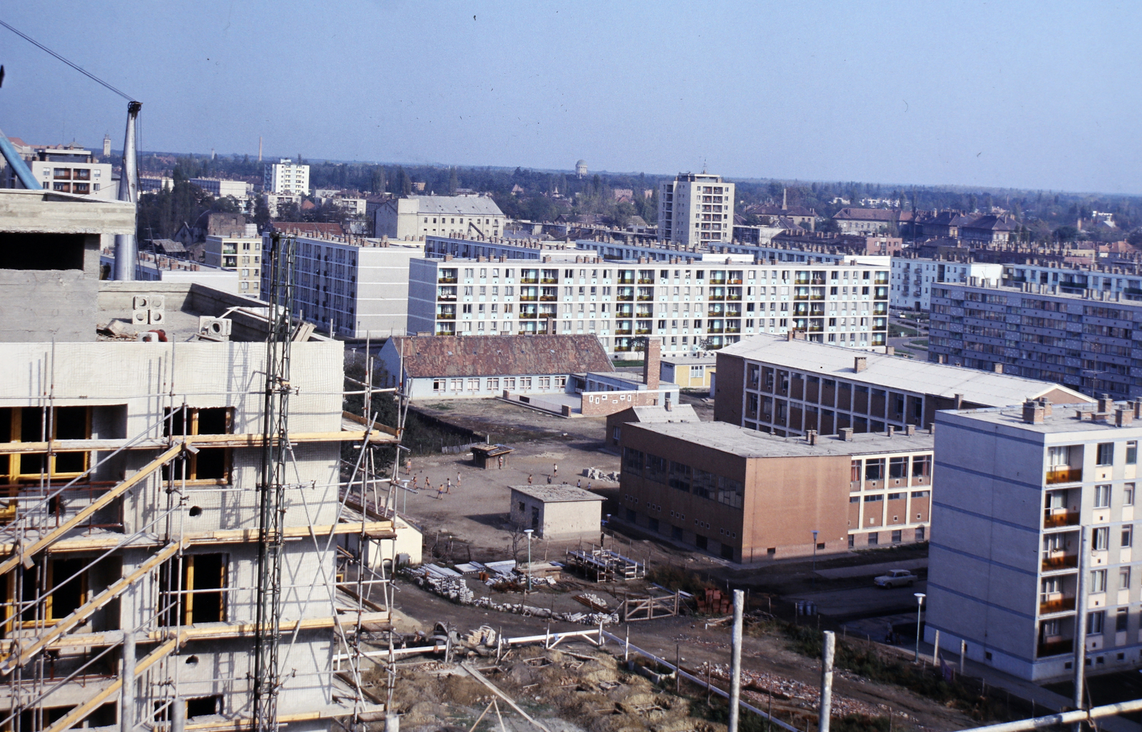 Hungary, Debrecen, Libakerti (ekkor Új Élet parki) lakótelep a Dózsa György utca felől nézve, szemben az Ibolya utcai Általános Iskola., 1968, Szalay Zoltán, colorful, Fortepan #191042