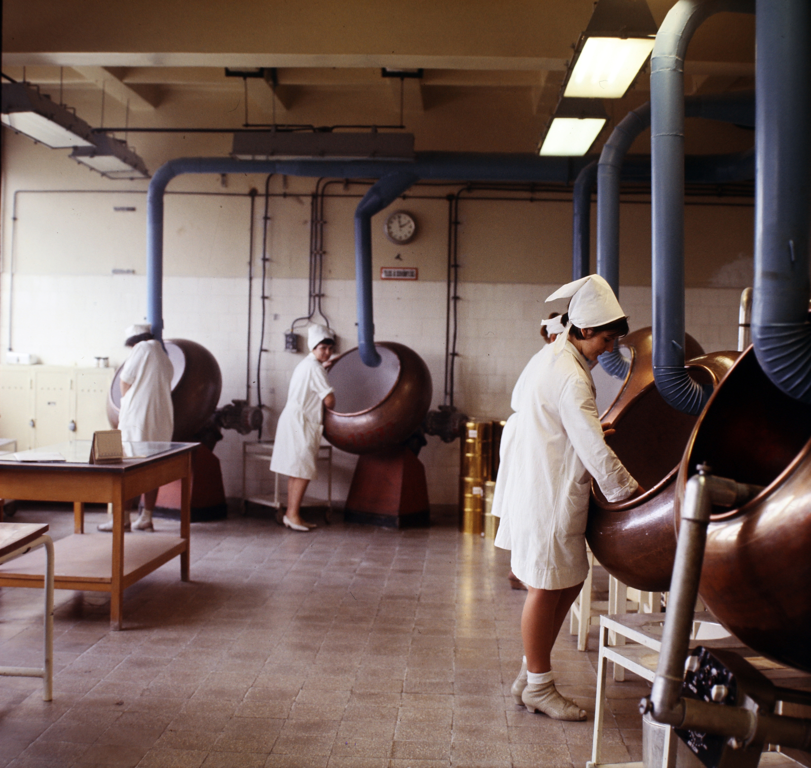 Hungary, Debrecen, Pallagi út 13., Biogal (később Teva) Gyógyszergyár. Drazsirozó üzem, gyógyszer bevonása cukormázzal., 1968, Szalay Zoltán, Fortepan #191043