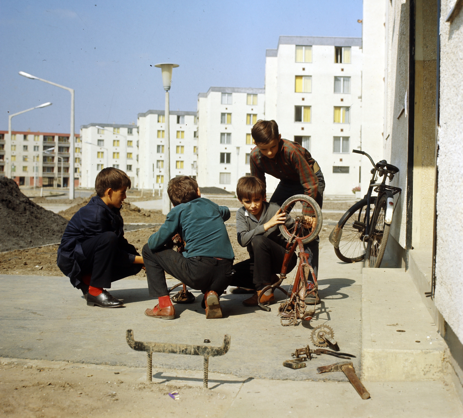 Hungary, Szeged, Olajos utca., 1971, Szalay Zoltán, bicycle, bicycle parts, colorful, mud scraper, Fortepan #191048