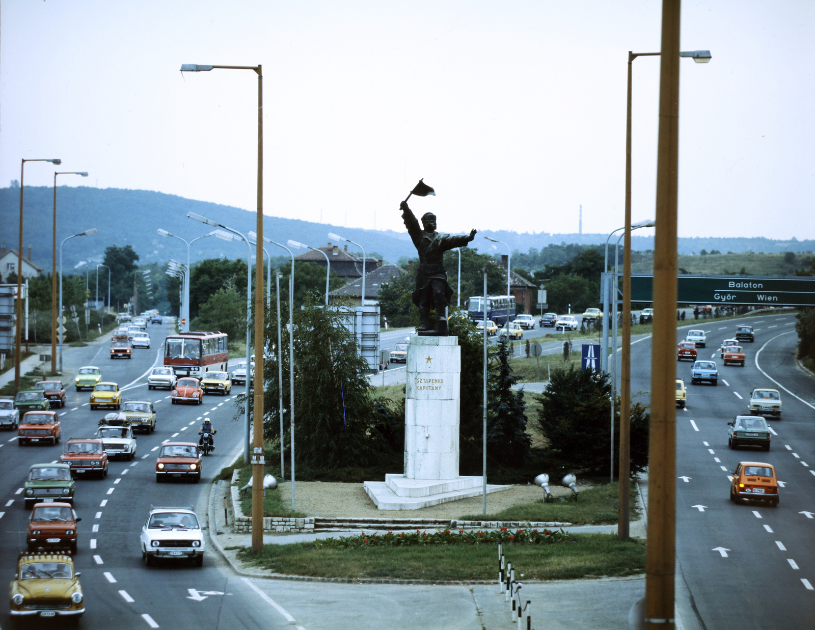 Hungary, Budapest XI., Osztapenko szobor a Balatoni út és az M1-M7 közös szakaszánál a Budaörsi út irányából nézve., 1980, Szalay Zoltán, colorful, Budapest, Fortepan #191065