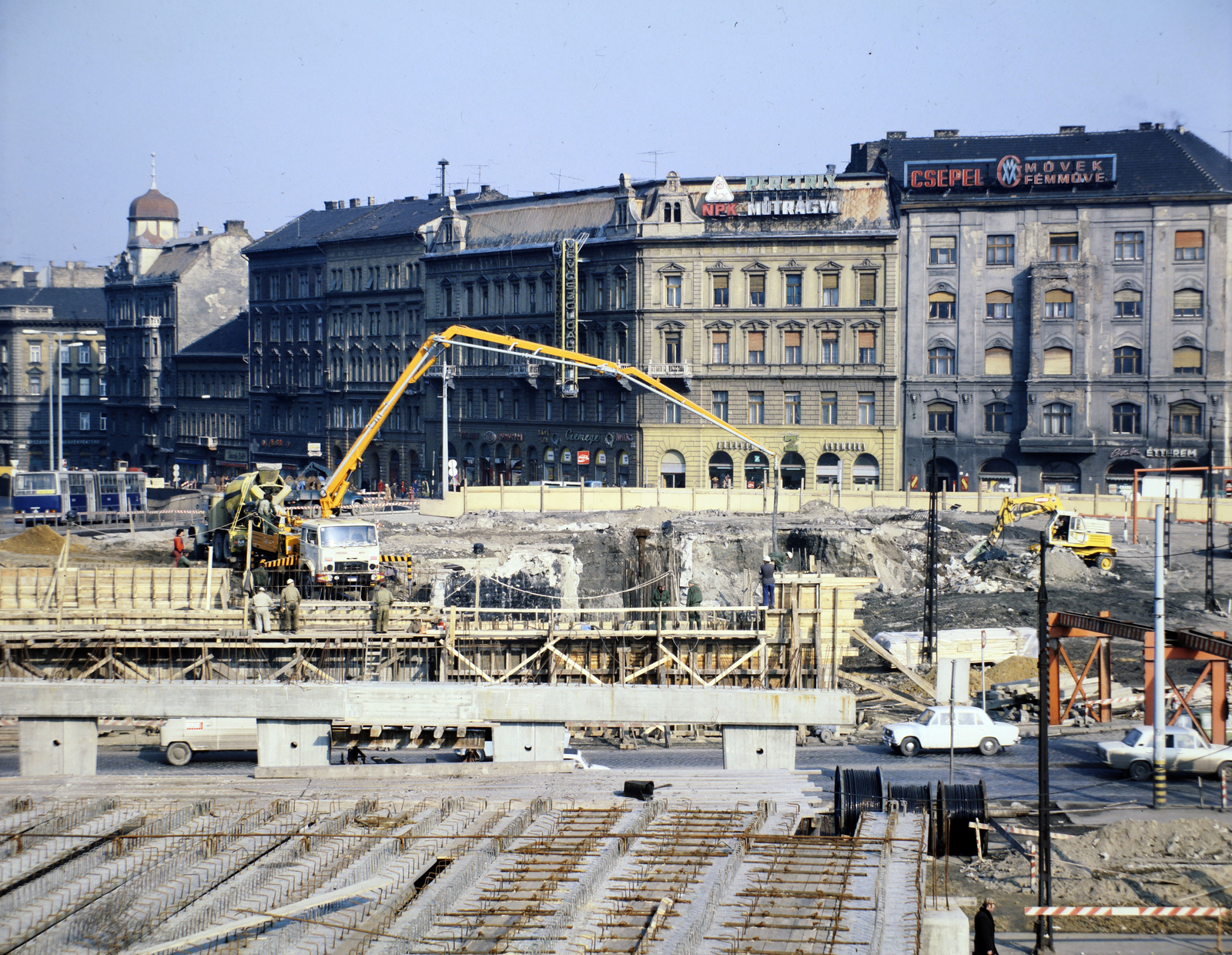 Hungary, Budapest IX., Boráros tér, a Petőfi híd pesti hídfőjének átépítése. Háttérben a Ferenc körút., 1980, Szalay Zoltán, colorful, Budapest, Fortepan #191077