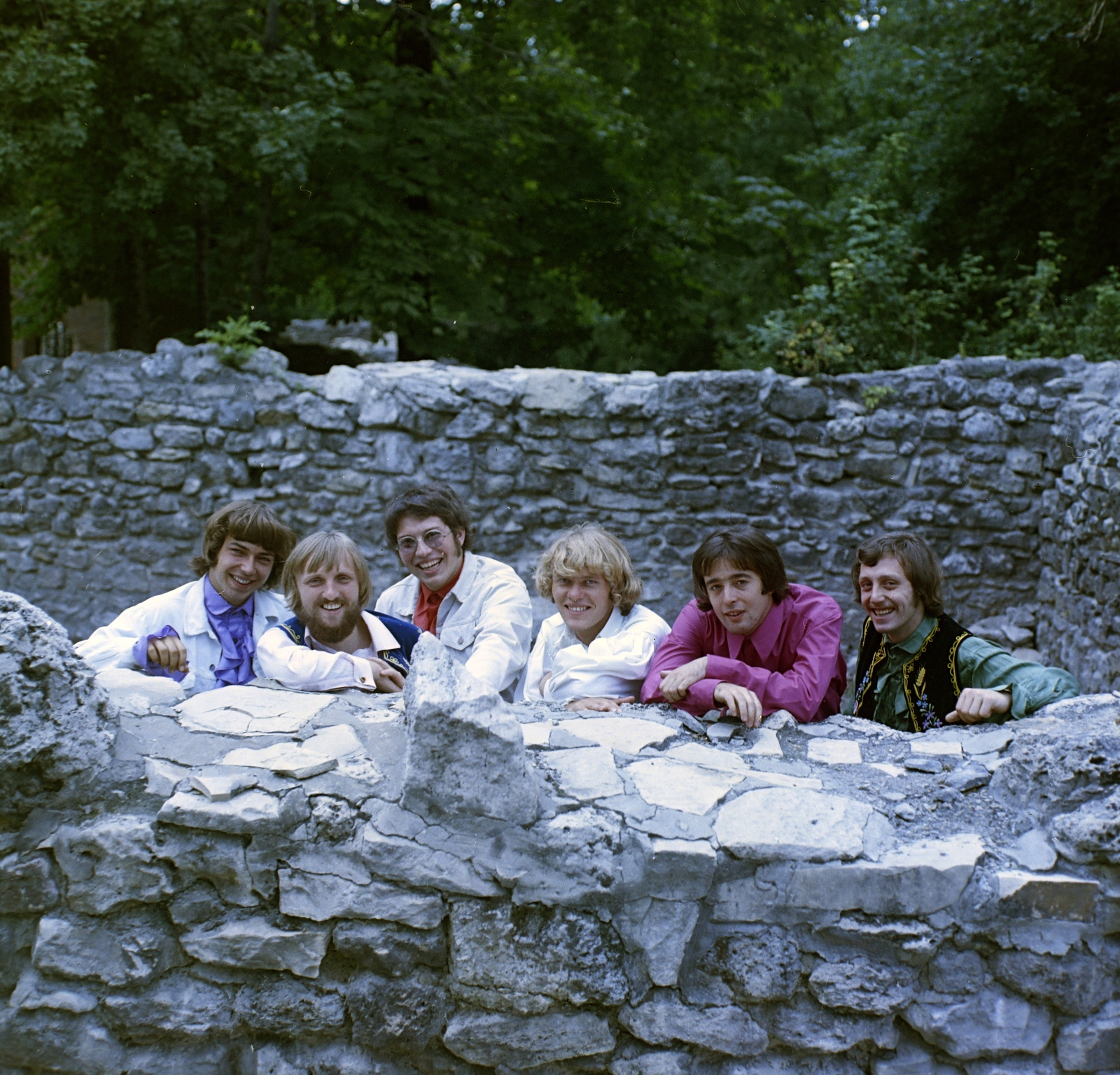 Hungary, Margit Islands, Budapest, kolostorrom. Omega együttes: Molnár György, Benkő László, Presser Gábor, Kóbor János, Laux József és Mihály Tamás., 1968, Szalay Zoltán, photo aspect ratio: square, tableau, smile, celebrity, colorful, Best of, Fortepan #191087