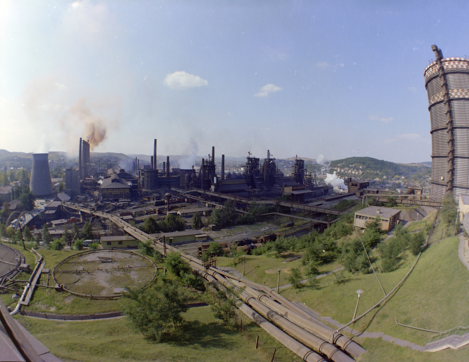 Hungary, Ózd, kilátás Istenmező felől az Ózdi Kohászati Üzemek felé, középen keresztben az Akácos út, jobbra a gáztározó., 1978, Szalay Zoltán, colorful, Fortepan #191113