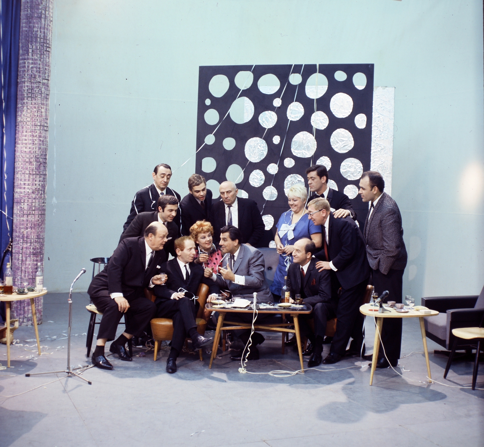 Hungary, Budapest V., az MTV stúdiója, elől ülnek Kazal László, Kabos László, Lórán Lenke, Horváth Tivadar, Brachfeld Siegfried. Pathó István mögött Kibédy Ervin áll, mellette Markos György, Alfonzó (Markos József), Csala Zsuzsa, Csákányi László, Koós János és Hofi Géza., 1971, Szalay Zoltán, Budapest, Fortepan #191134
