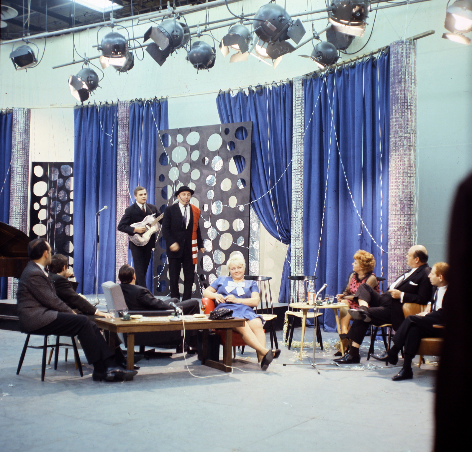 Hungary, Budapest V., az MTV stúdiója, a pódiumon Markos György és Alfonzó (Markos József). Elől ülnek Hofi Géza, Pathó István, Csala Zsuzsa, Lórán Lenke, Kazal László és Kabos László., 1971, Szalay Zoltán, Budapest, Fortepan #191144