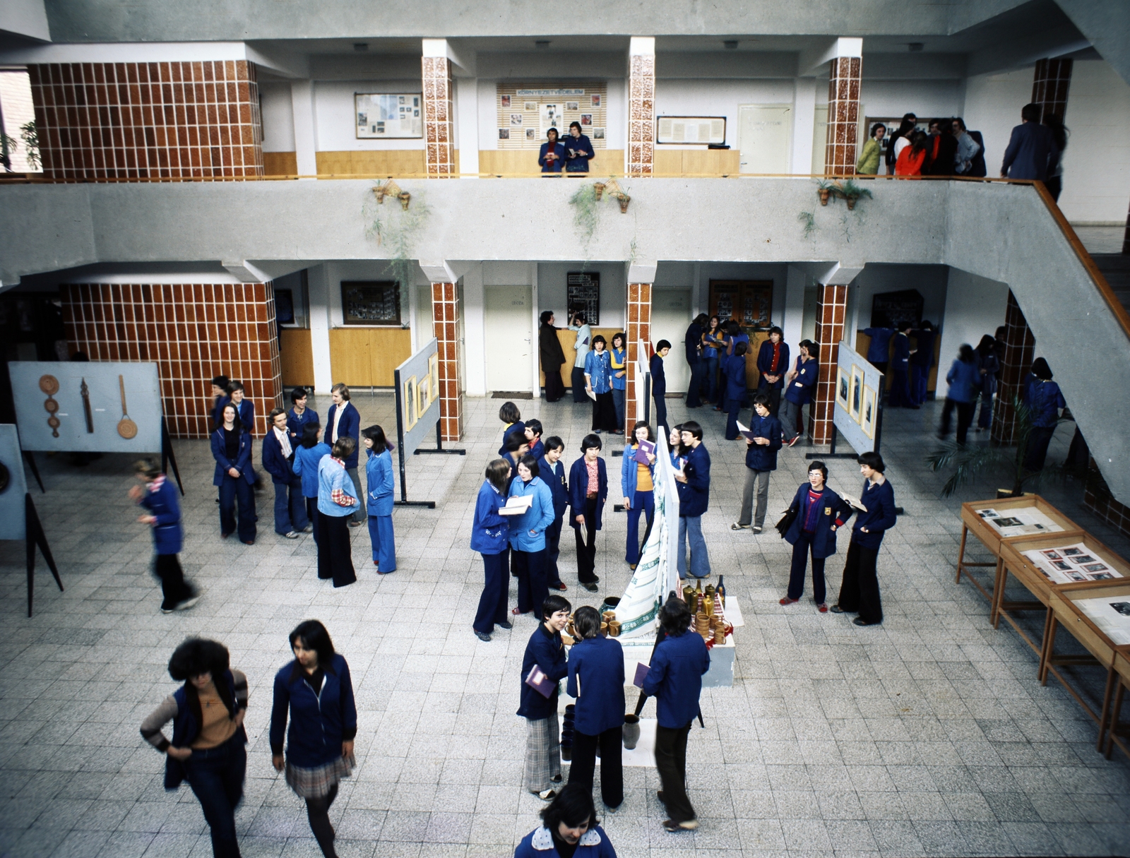 Hungary, Hódmezővásárhely, Városház utca 1., Komócsin Zoltán Vendéglátóipari Szakközépiskola és Kereskedelmi és Vendéglátóipari Szakmunkásképző Intézet (később Szent József Kertvárosi Katolikus Általános Iskola)., 1977, Szalay Zoltán, colorful, atrium, school, Fortepan #191148