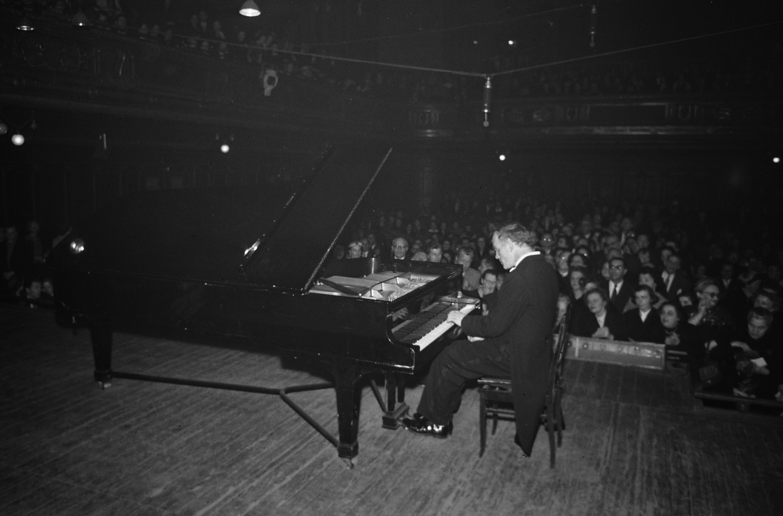 Hungary, Budapest VI., Szvjatoszlav Richter zongoraművész hangversenye a Zeneakadémia Nagytermében., 1958, Kotnyek Antal, celebrity, music, musical instrument, piano, Budapest, Fortepan #19115