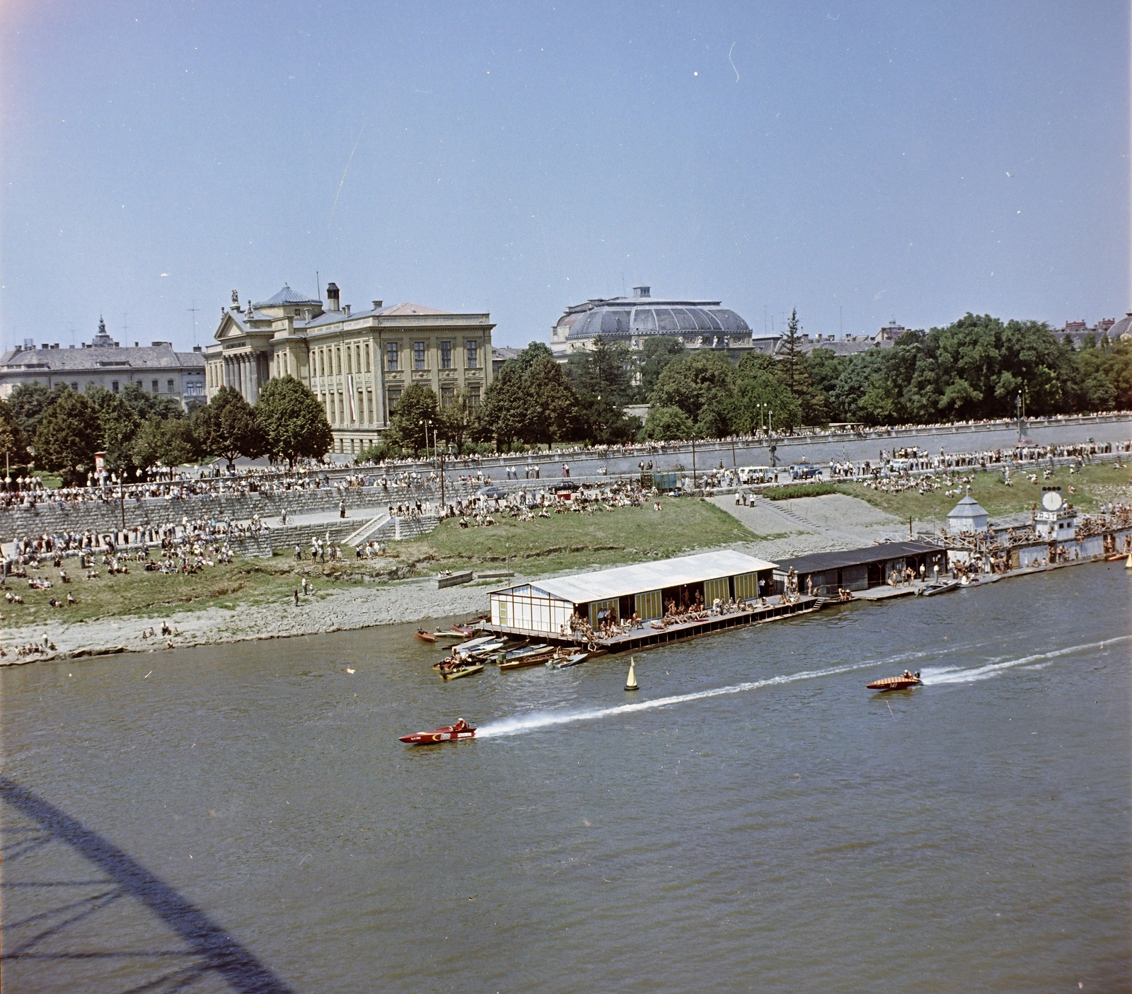 Magyarország, Szeged, motorcsónakverseny a Belvárosi hídról nézve., 1969, Szalay Zoltán, színes, Fortepan #191153