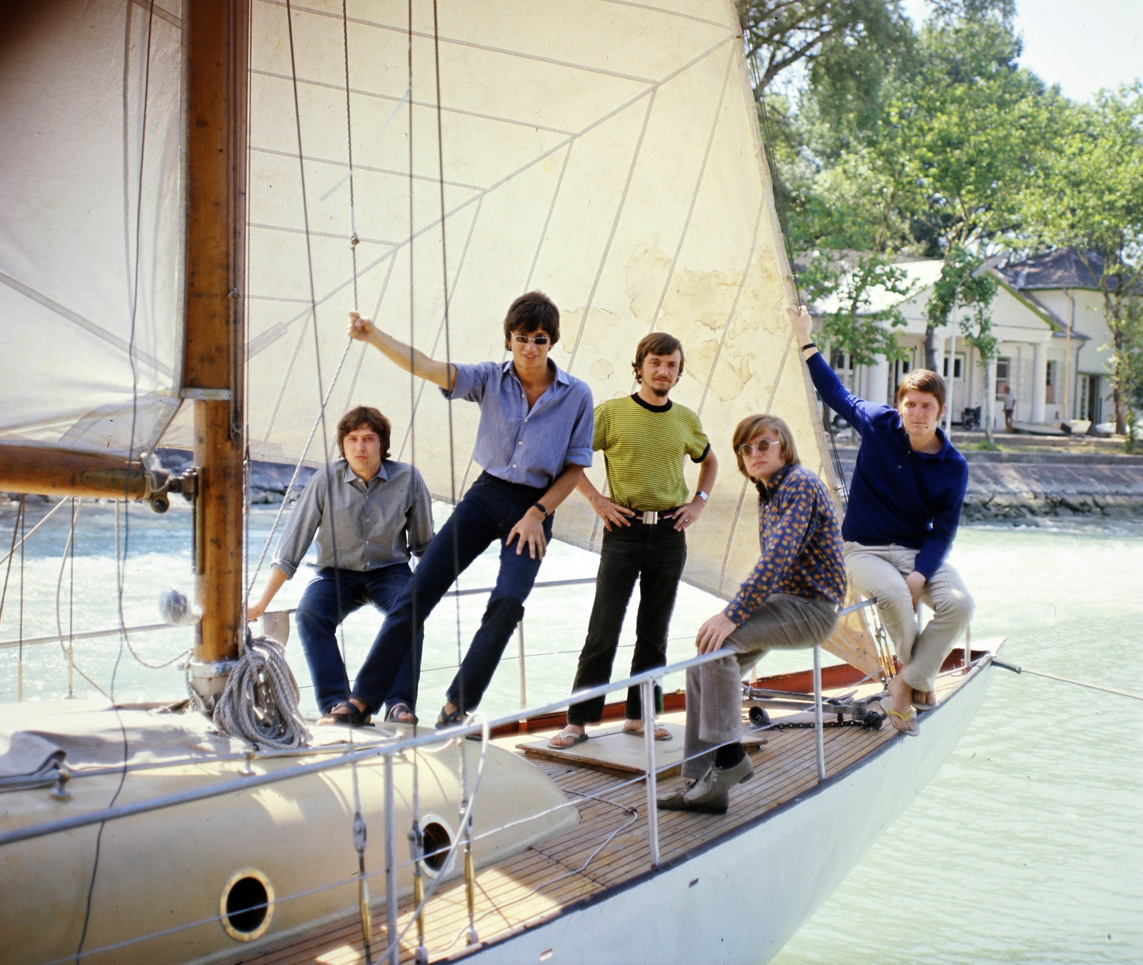 Hungary,Lake Balaton, Siófok, kikötő, a vitorláson az Illés-együttes tagjai, Illés Lajos, Bródy János, Szörényi Szabolcs, Szörényi Levente és Pásztory Zoltán., 1968, Szalay Zoltán, celebrity, colorful, Best of, Fortepan #191156