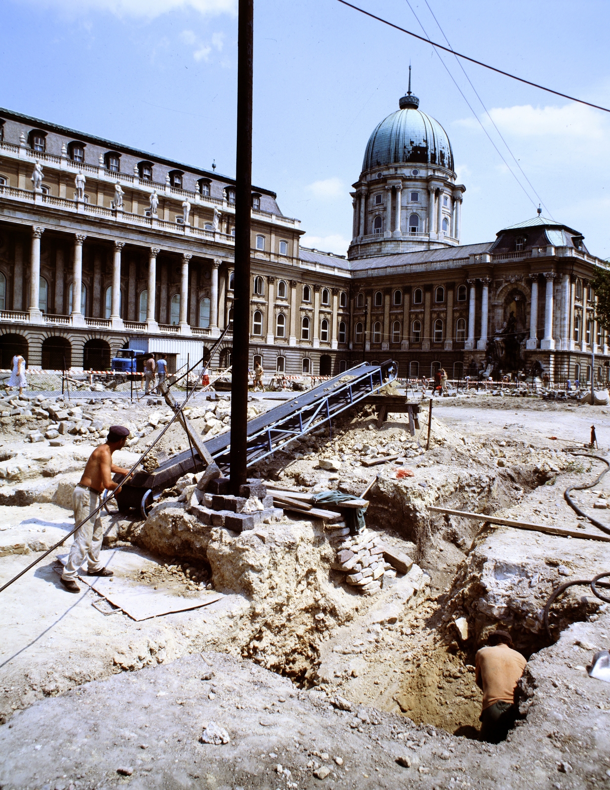Hungary, Budapest I., Hunyadi udvar, régészeti feltárás a Budavári Palota (korábban Királyi Palota) mellett., 1980, Szalay Zoltán, colorful, Budapest, Fortepan #191160