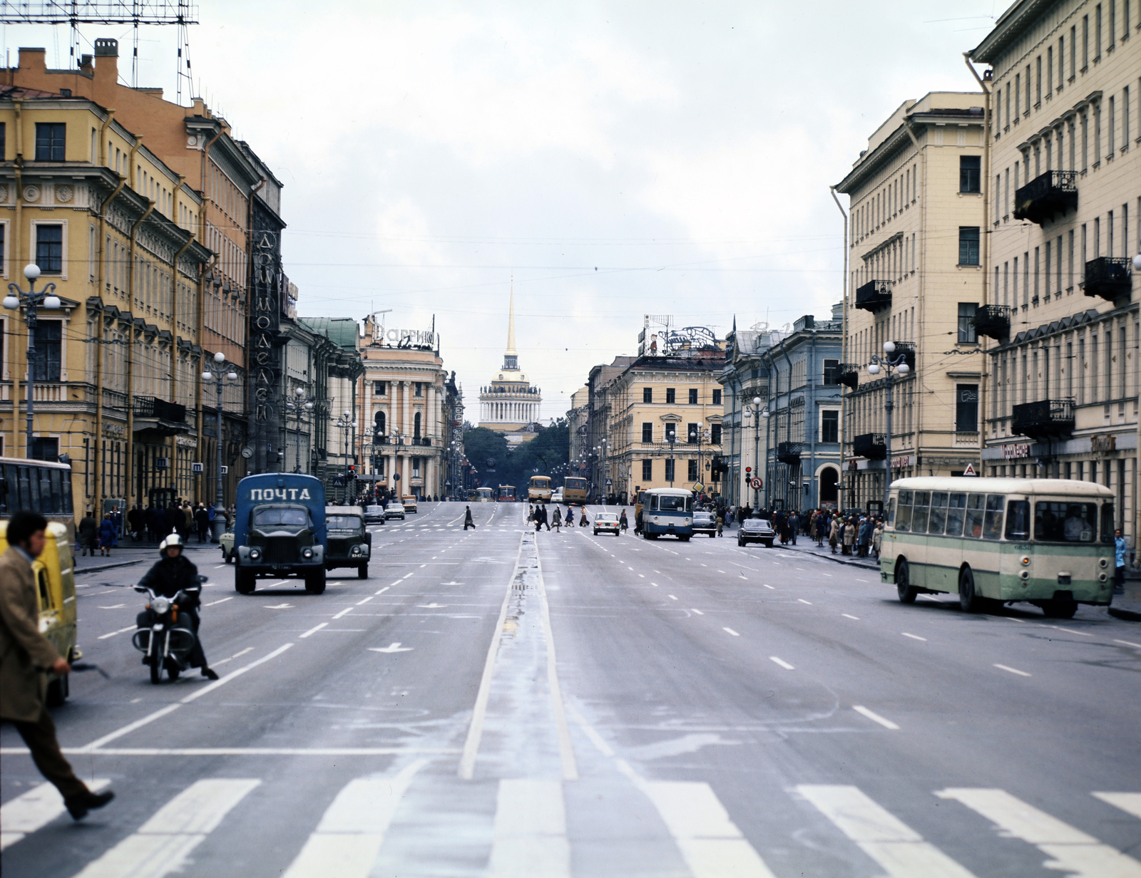 Russia, Saint Petersburg, (Leningrád), Nyevszkij sugárút, háttérben az út végén az Admiralitás épülete., 1977, Szalay Zoltán, colorful, Fortepan #191161