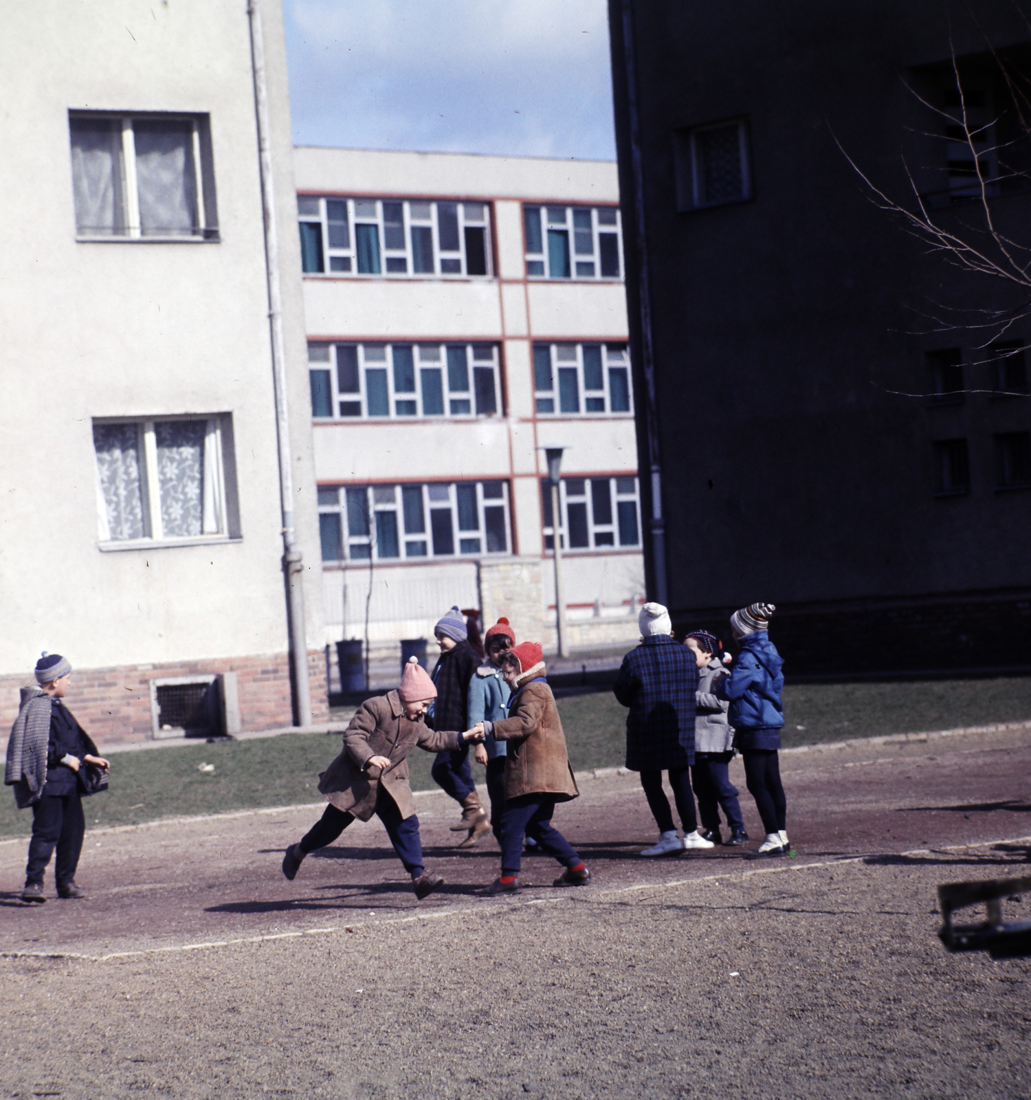 Magyarország, Uránváros, Pécs, Bánki Donát Utcai Általános Iskola., 1967, Szalay Zoltán, színes, Fortepan #191183