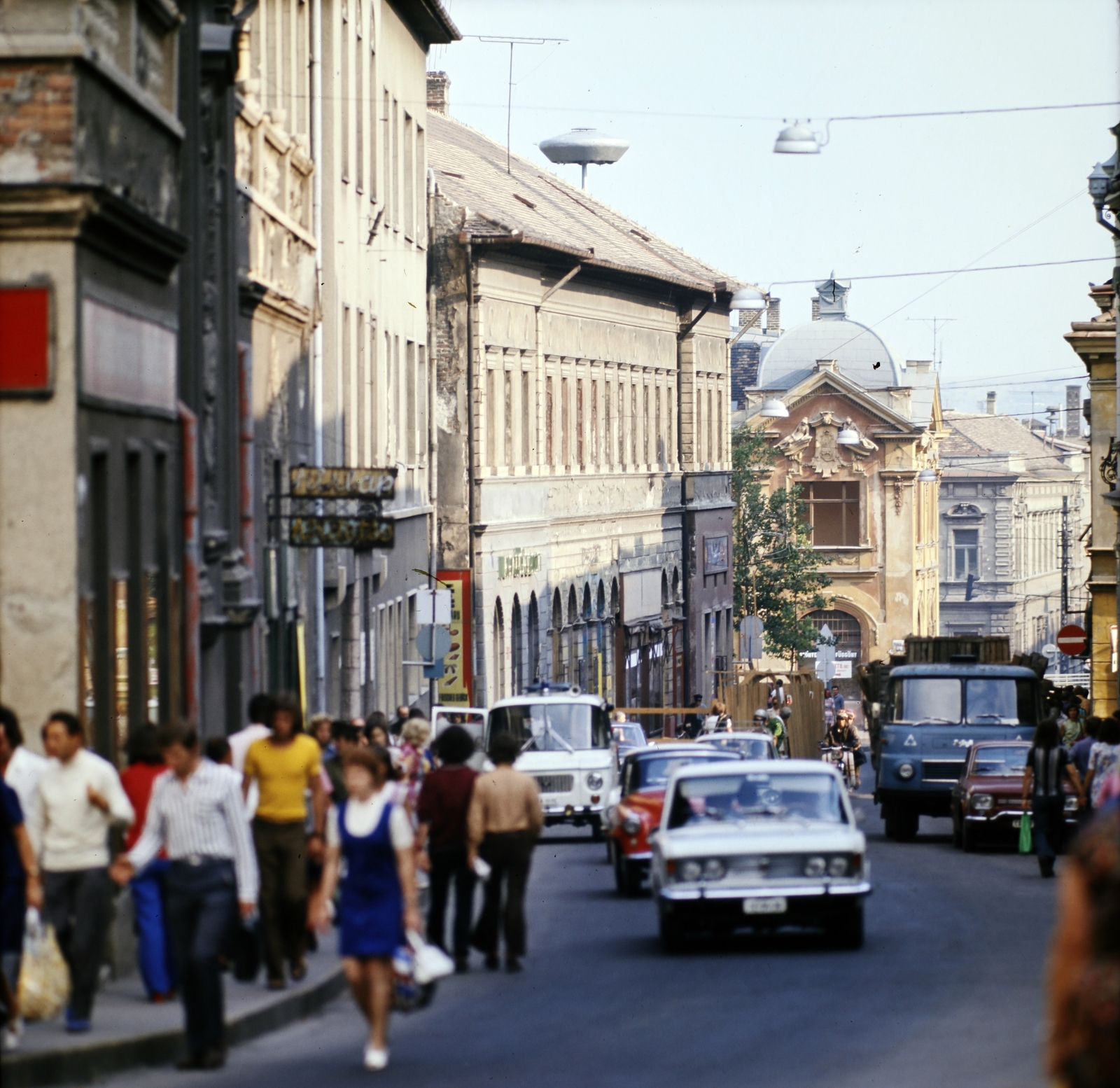 Hungary, Pécs, Irgalmasok utcája (Bem utca) a Széchenyi tér felől a Kossuth tér felé nézve., 1972, Szalay Zoltán, colorful, Fortepan #191184