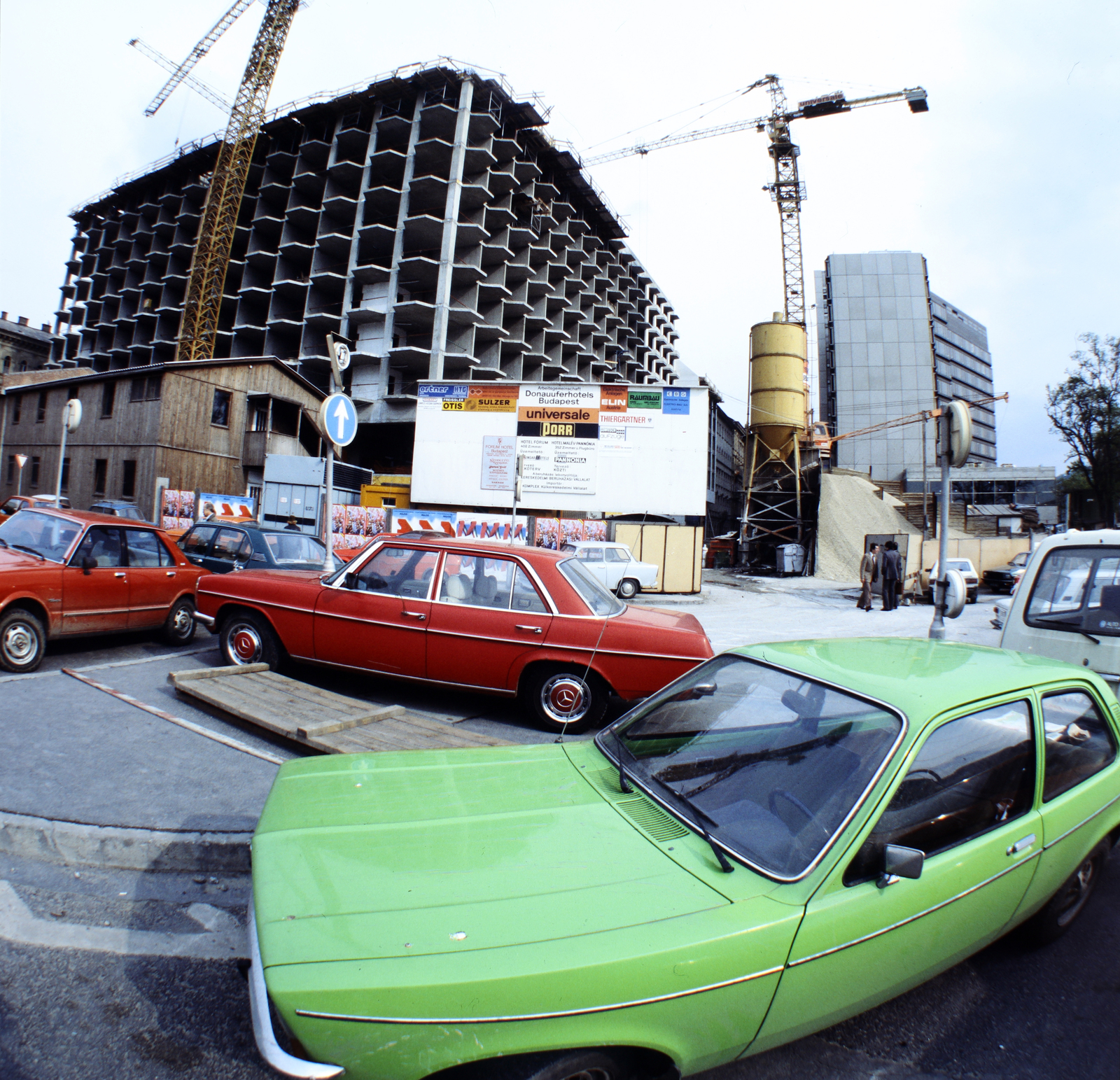 Hungary, Budapest V., Széchenyi István (Roosevelt) tér, balra az Atrium Hyatt szálloda építkezése, jobbra a Hotel Forum., 1981, Szalay Zoltán, colorful, Budapest, Fortepan #191189