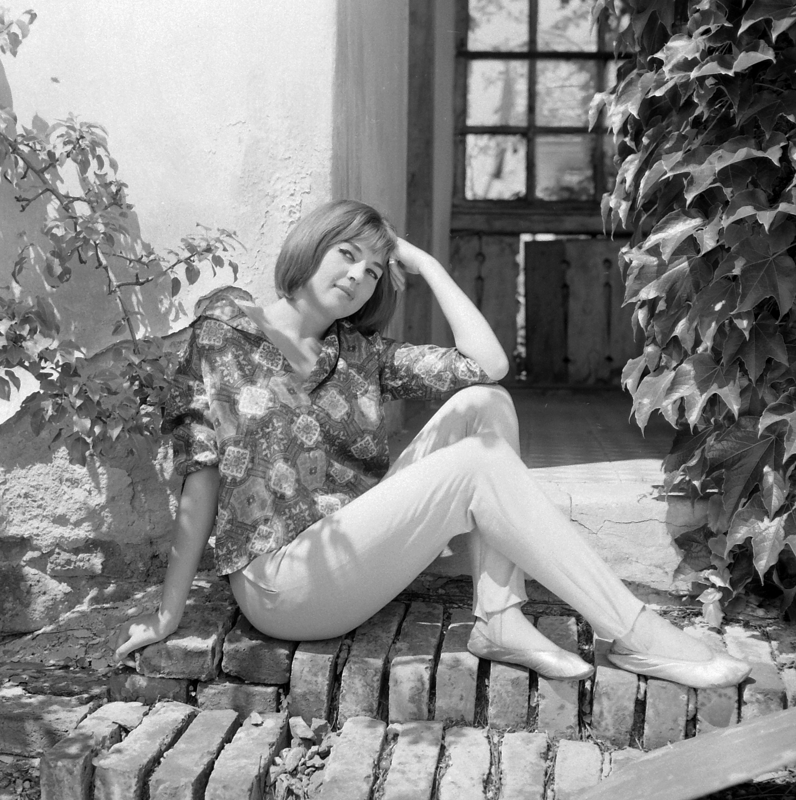 Hungary, Tímár Éva színművésznő., 1962, Kotnyek Antal, celebrity, prop up the head, sitting on stairs, Fortepan #19119