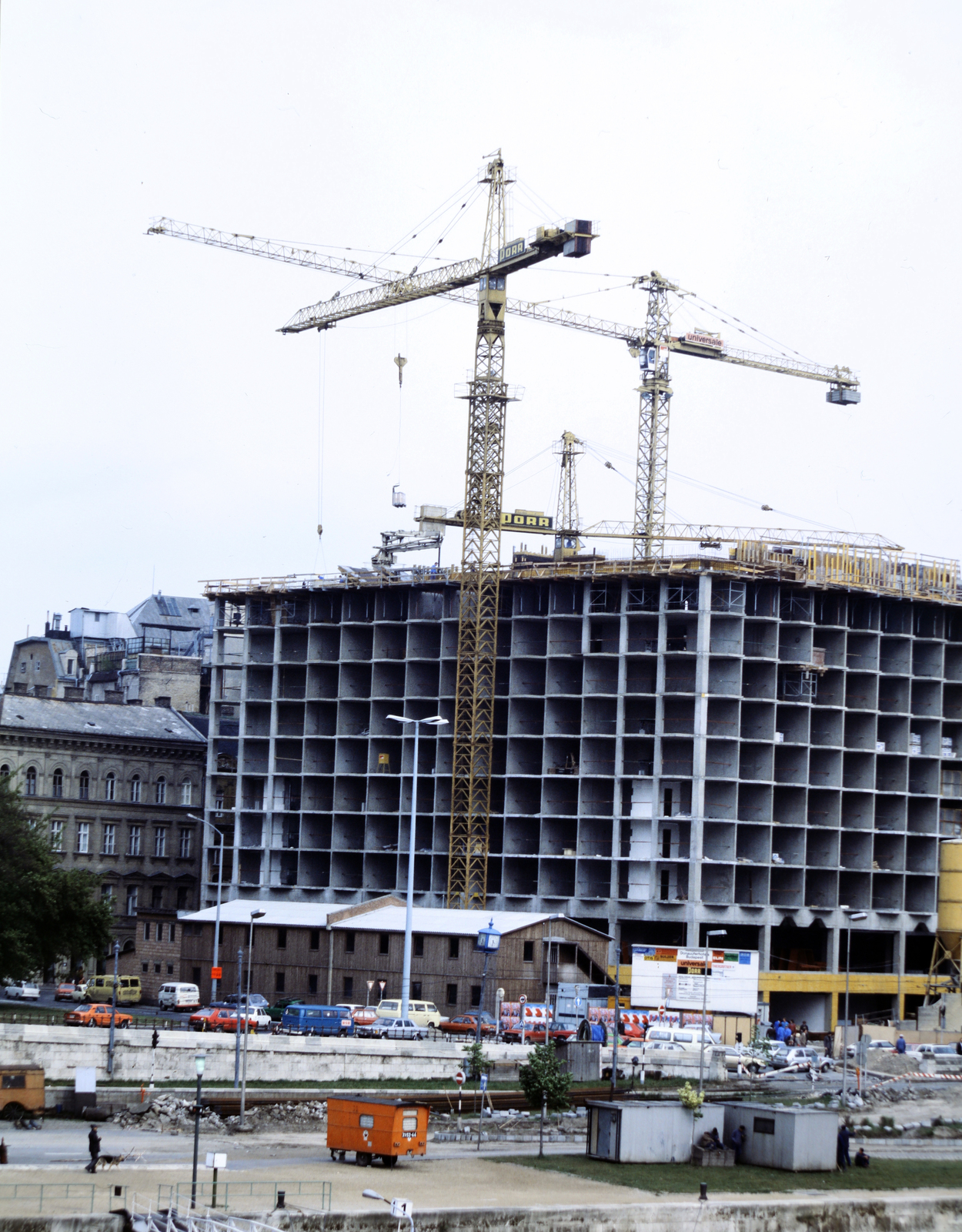 Magyarország, Budapest V., Széchenyi István (Roosevelt) tér, az Atrium Hyatt szálloda építkezése a Széchenyi Lánchídról nézve., 1981, Szalay Zoltán, színes, Budapest, Fortepan #191191