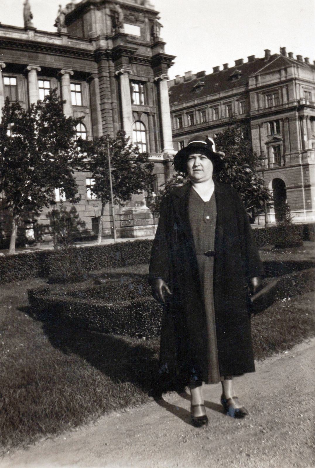 Hungary, Budapest V., Kossuth Lajos tér, az Igazságügyi Palota (ekkor Magyar Királyi Kúria és Ítélőtábla) és az Alkotmány utca torkolata után a Földművelésügyi Minisztérium épülete., 1935, Fabriczius/Bodnár, Budapest, lady, cloak, Fortepan #191204