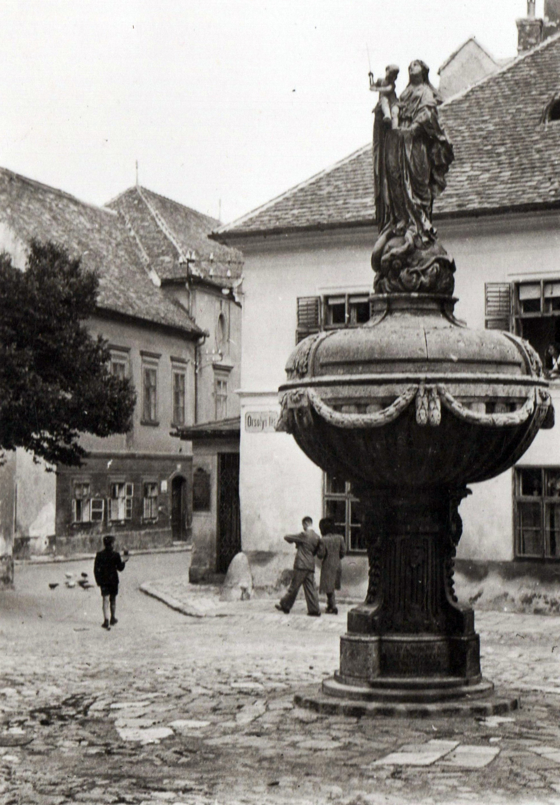 Magyarország, Sopron, Orsolya tér, előtérben a Mária-kút, balra az Új utca., 1933, Fabriczius/Bodnár, Fortepan #191213