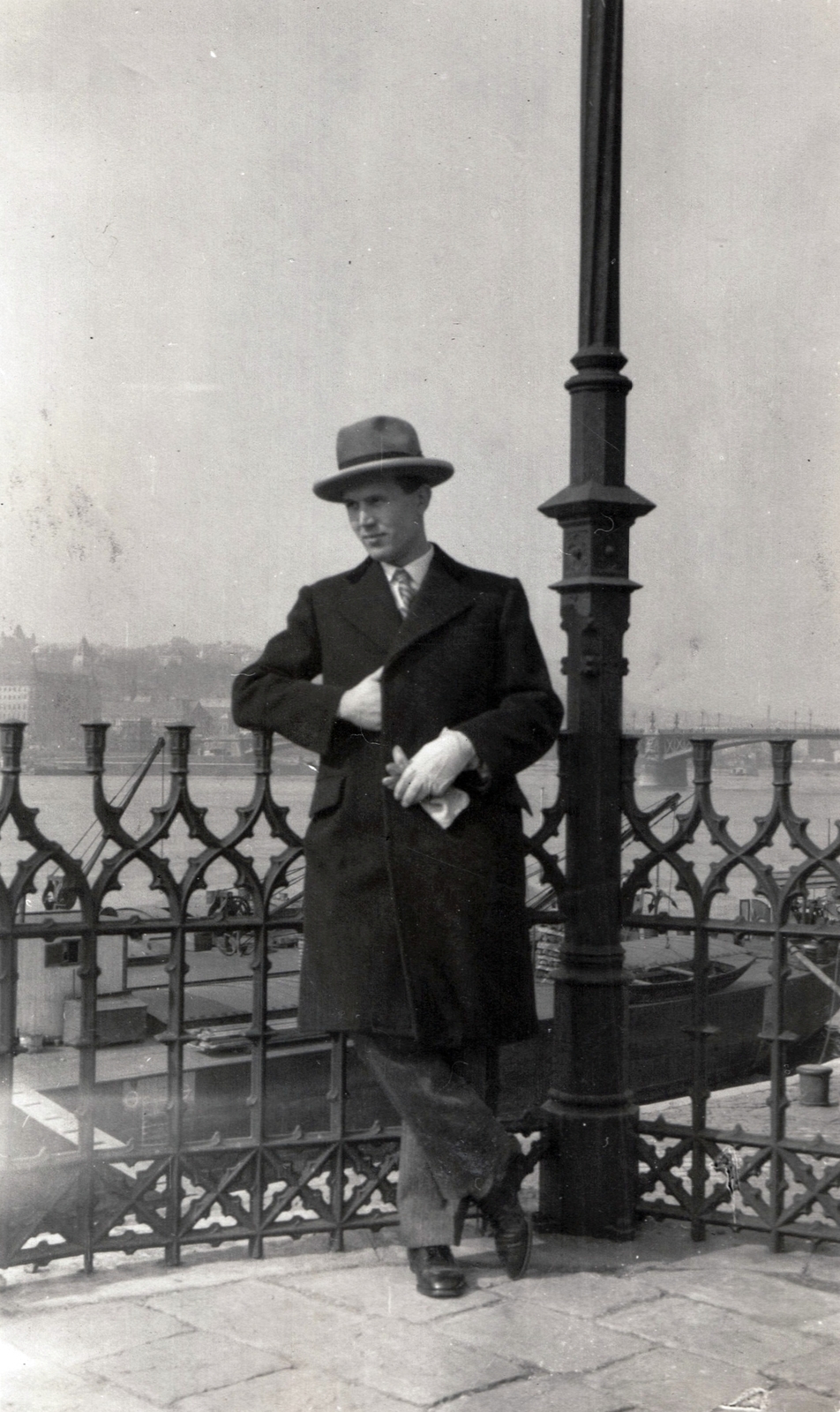 Magyarország, Budapest V., Széchenyi rakpart a Markó utcánál, a Margit híd felé nézve., 1932, Fabriczius/Bodnár, Budapest, kalap, férfi, kesztyű, Fortepan #191229